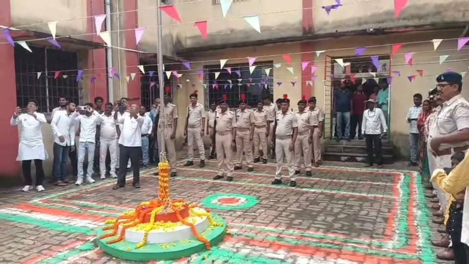 गोबिंदपुर अंचल सह प्रखंड कार्यालय परिसर में स्वतंत्रता दिवस के शुभ अवसर पर किया गया झंडोत्तोलन