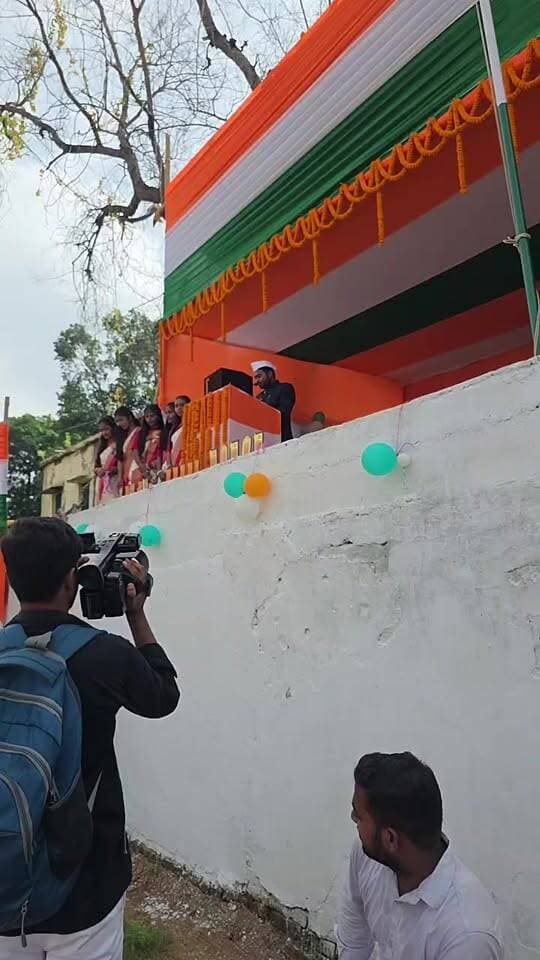 रजौली अनुमंडल पदाधिकारी ने स्वतंत्रता दिवस के शुभ अवसर पर रजौली इंटर विद्यालय के मैदान में झंडा तोलन किया और शुभकामनाएं दिए