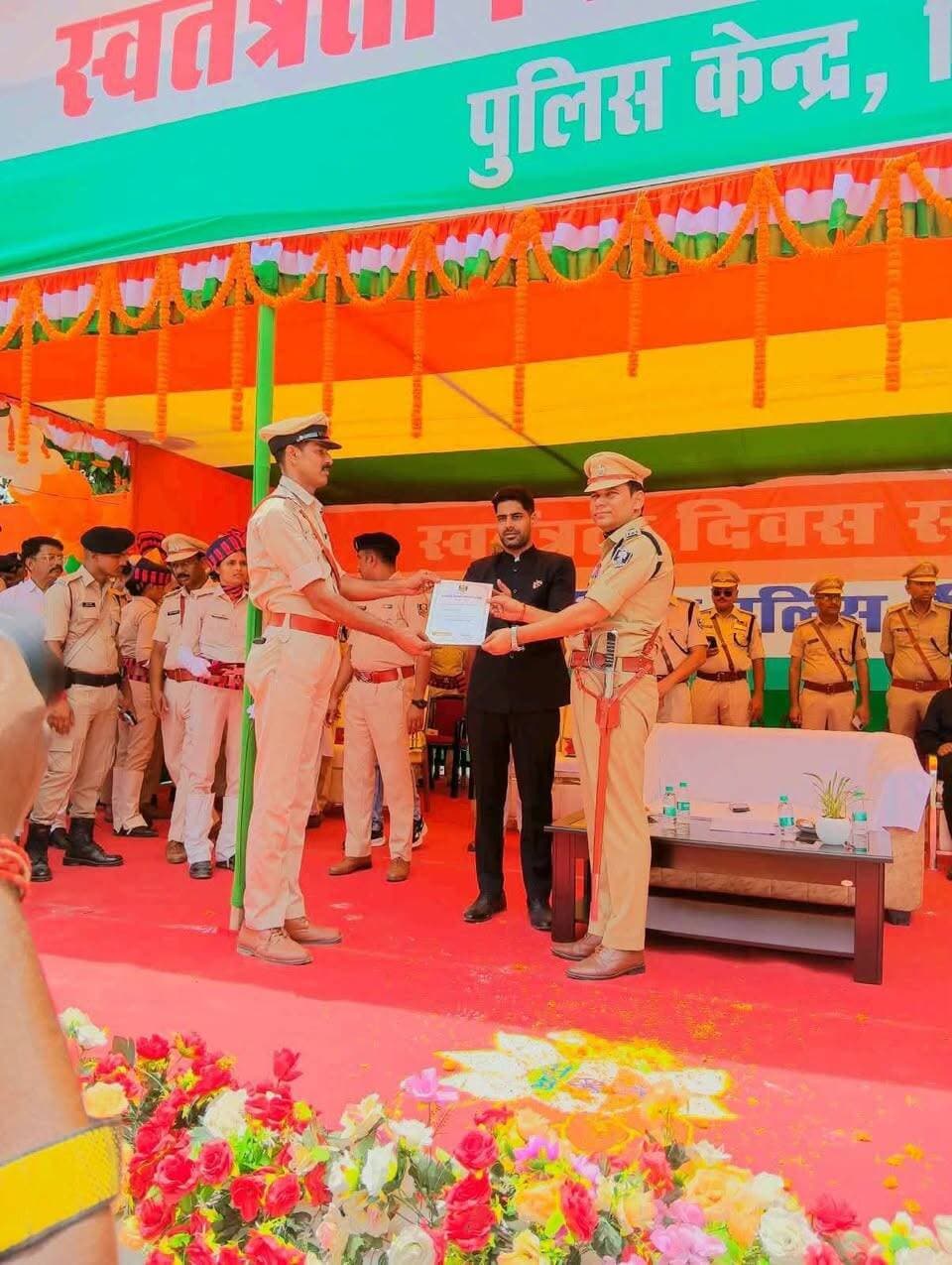 किशनगंज: 80वें स्वतंत्रता दिवस के पावन अवसर पर पुलिस केंद्र किशनगंज में आयोजित स्वतंत्रता दिवस समारोह में जिलाधिकारी नवीन कुमार एवं पुलिस अधीक्षक संतोष कुमार के द्वारा राष्ट्रीय ध्वज का ध्वजारोहण किया गया। ध्वजारोहण के उपरांत राष्ट्रगान के साथ तिरंगे को सलामी दी गई। इस अवसर पर पुलिस बल द्वारा सुसज्जित एवं अनुशासित परेड तथा आकर्षक मार्च-पास्ट प्रस्तुत किया गया। समारोह में उपस्थित पदाधिकारियों, पुलिस पदाधिकारियों एवं कर्मियों तथा आम नागरिकों ने राष्ट्र की एकता, अखंडता, संप्रभुता एवं लोकतांत्रिक मूल्यों के प्रति अपनी प्रतिबद्धता व्यक्त की।
समारोह के दौरान उत्कृष्ट कार्य, कर्तव्यनिष्ठा एवं सराहनीय सेवा के लिए उत्कृष्ट कार्य करने वाले पुलिस पदाधिकारियों एवं कर्मियों को पुरस्कृत किया गया।
स्वतंत्रता दिवस समारोह देशभक्ति, राष्ट्रीय गौरव एवं ‘राष्ट्र सर्वोपरि’ की भावना के साथ हर्षोल्लास एवं गरिमापूर्ण वातावरण में संपन्न हुआ।