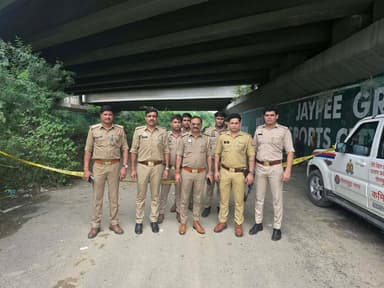 ग्रेटर नोएडा दनकौर पुलिस की बदमाशों से मुठभेड़
15 अगस्त को थाना दनकौर क्षेत्र में सवारी बनाकर लोगों को लिफ्ट देने के बाद बंधक बनाकर ऑनलाइन पैसे ऐंठने वाले बदमाशों से पुलिस की मुठभेड़ हुई।
पुलिस की जवाबी कार्रवाई में दो आरोपी अभिनय पल्लव और सत्यम सिंह गोली लगने से घायल हुए। पुलिस ने दोनों को गिरफ्तार कर अस्पताल भेजा।
मौके से दो तमंचे, कारतूस, चाकू, चार मोबाइल फोन, 10 हजार रुपये और घटना में इस्तेमाल i20 कार बरामद की गई।
पुलिस ने दोनों बंधकों को सकुशल मुक्त करा लिया है। आरोपियों के आपराधिक इतिहास की जांच के साथ आगे की कार्रवाई जारी है।