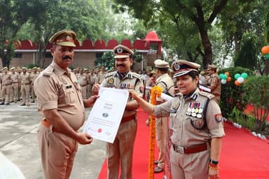 देश आज अपना 80वां स्वतंत्रता दिवस मना रहा है। इसी क्रम में पुलिस कमिश्नरेट गौतमबुद्धनगर में स्वतंत्रता दिवस समारोह पूरे हर्षोल्लास, गरिमा और देशभक्ति के साथ मनाया गया।
पुलिस लाइन्स गौतमबुद्धनगर में पुलिस कमिश्नर श्रीमती लक्ष्मी सिंह ने ध्वजारोहण किया और उपस्थित पुलिसकर्मियों को राष्ट्र की एकता, अखंडता एवं संप्रभुता की रक्षा तथा सशक्त और समृद्ध भारत के निर्माण में अपना सर्वोच्च योगदान देने की शपथ दिलाई।
इस अवसर पर पुलिस कमिश्नर ने अमर शहीदों के अद्वितीय बलिदान को नमन करते हुए पुलिसकर्मियों से अपने कर्तव्यों का निष्ठापूर्वक निर्वहन करने और देश की सुरक्षा, सम्मान एवं अखंडता को और अधिक मजबूत बनाने का आह्वान किया।
स्वतंत्रता दिवस 2026 के अवसर पर उत्कृष्ट, सराहनीय और साहसिक कार्य करने वाले पुलिस अधिकारियों एवं कर्मचारियों को विभिन्न सम्मान से सम्मानित किया गया।
उत्कृष्ट सेवा के लिए उपनिरीक्षक राकेश यादव, थाना बीटा-2 को पुलिस महानिदेशक, उत्तर प्रदेश का उत्कृष्ट सेवा सम्मान चिन्ह प्रदान किया गया।
वहीं, निरीक्षक उमेश चन्द नैथानी, प्रभारी मीडिया सेल एवं आईजीआरएस सेल को सराहनीय सेवा सम्मान चिन्ह से सम्मानित किया गया।
शौर्य के आधार पर मुख्य आरक्षी रवि कुमार को स्वर्ण प्रशंसा चिन्ह प्रदान किया गया। इसके साथ ही सेवाभिलेख एवं शौर्य के आधार पर कई अन्य पुलिस अधिकारियों और कर्मचारियों को रजत प्रशंसा चिन्ह से सम्मानित किया गया।
समारोह का सबसे भावुक क्षण तब आया, जब कर्तव्य का निर्वहन करते हुए सर्वोच्च बलिदान देने वाले पांच शहीद पुलिसकर्मियों के परिजनों को विशेष रूप से आमंत्रित कर पुलिस कमिश्नर द्वारा सम्मानित एवं पुरस्कृत किया गया।
शहीद पुलिसकर्मियों के परिजनों को आश्वस्त किया गया कि हर परिस्थिति में पुलिस परिवार उनके साथ सदैव खड़ा रहेगा।
कार्यक्रम के दौरान पुलिस विभाग में महत्वपूर्ण योगदान देने वाले चतुर्थ श्रेणी कर्मचारियों को भी सम्मानित किया गया।
वहीं, पुलिस आयुक्त कार्यालय सेक्टर-108 में अपर पुलिस आयुक्त कानून एवं व्यवस्था डॉ. राजीव नारायण मिश्र तथा कमिश्नरेट मुख्यालय सूरजपुर में पुलिस उपायुक्त सेंट्रल नोएडा श्री शैलेन्द्र कुमार सिंह ने ध्वजारोहण कर स्वतंत्रता दिवस की शुभकामनाएं दीं।
समारोह में कमिश्नरेट के वरिष्ठ पुलिस अधिकारी एवं पुलिसकर्मी मौजूद रहे।
इसके साथ ही गौतमबुद्धनगर कमिश्नरेट के सभी थानों एवं कार्यालयों में भी ध्वजारोहण समारोह आयोजित किया गया। राष्ट्रगीत और राष्ट्रगान के साथ पुलिसकर्मियों ने राष्ट्र की एकता, अखंडता एवं संप्रभुता की रक्षा का संकल्प लिया।
मिष्ठान वितरण और सूक्ष्म जलपान के साथ स्वतंत्रता दिवस समारोह का समापन हुआ।
देशभक्ति, कर्तव्य और बलिदान की भावना के साथ गौतमबुद्धनगर पुलिस ने एक बार फिर राष्ट्र सेवा के प्रति अपनी प्रतिबद्धता दोहराई।
जय हिंद!
वंदे मातरम्!