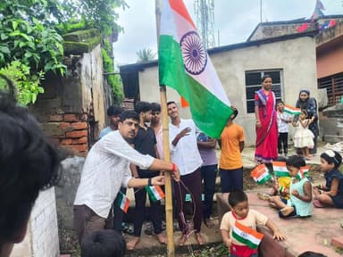 স্বাধীনতা দিবসে সরস্বতী শিক্ষালয়ে জাতীয় পতাকা উত্তোলন | স্থান খড়িয়প শিব তলা | শিক্ষক সাগর পাল |
