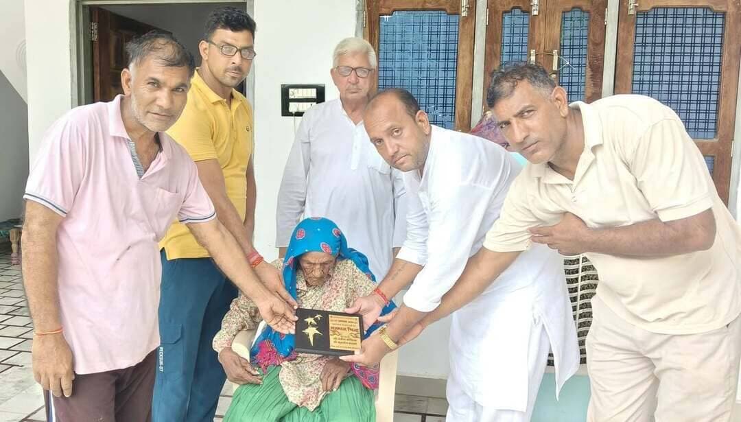 शहीद परिवारों व स्वतंत्रता सेनानी परिवारों का सम्मान
बाढ़डा:-
कुलदीप शास्त्री चांदवास ने स्वतंत्रता दिवस के अवसर पर अनेक गांवों में पहुंचकर शहीद परिवारों एवं स्वतंत्रता सेनानी परिवारों को सम्मानित किया। चांदवास, किष्किंधा, धनासरी सहित विभिन्न गांवों में पहुंचकर उन्होंने देश की आजादी में योगदान देने वाले वीरों और उनके परिवारों को नमन किया तथा सम्मान स्वरूप अभिनंदन किया।