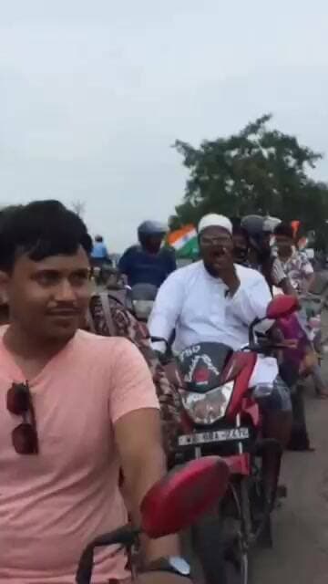 হেলমেট বিহীন বাইক চালকদের স্বাধীনতা দিবসে হেলমেট উপহার সোনামুখী ট্র্যাফিক গার্ডের