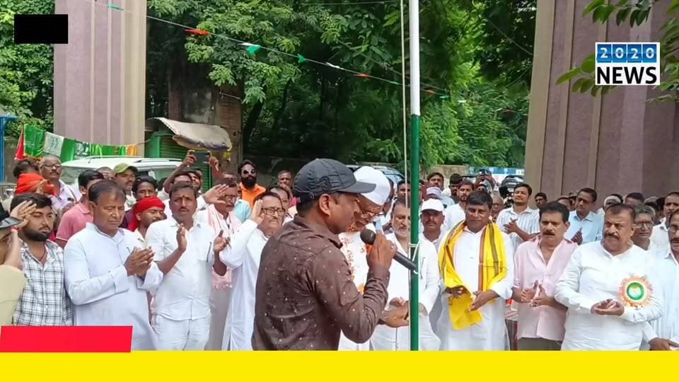 पटना जिले के मनेर दरगाह के समीप स्टार पॉइन्ट पर स्वतंत्रता दिवस के अवसर पर मनेर खानकाह के गद्दीनशी सैयद शाह तारिक एनायतुल्लाह फिरदौसी ने राष्ट्रीय ध्वज तिरंगा को फहराते हुए सलामी दी, इस अवसर पर थाना अध्यक्ष रजनीश कुमार, पूर्व विधायक श्रीकांत निराला, नगर परिषद अध्यक्ष विद्याधर विनोद उपाध्यक्ष शंकर कुमार यादव रालोजपा नेता कामेश्वर यादव, पूर्व नगर अध्यक्ष फरीद हुसैन खान, भाजपा नेता मनोज गुप्ता, सैयद आसिफ अहमद सहित कई लोग थे. #Independenceday #manerpatna #Khanqah #bihar