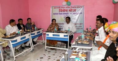 राज्यमंत्री श्री लोधी भोज में हुए शामिल
===
प्रदेश के संस्कृति, पर्यटन, धार्मिक न्यास एवं धर्मस्व विभाग के राज्यमंत्री (स्वतंत्र प्रभार) श्री धर्मेंद्र सिंह लोधी ने लक्ष्मण कुटी में पीएम श्री शासकीय हाई स्कूल में आयोजित मध्यान्ह भोजन कार्यक्रम में शामिल हुये
#IndependenceDay #independence #damoh