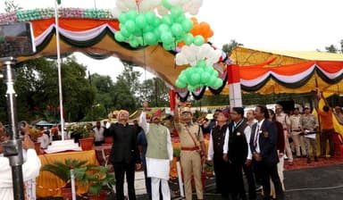 राज्यमंत्री श्री लोधी नें हर्षो उल्लास के प्रतीक गुब्बारे गगन की ओर छोड़े
=
परेड कमांडरो से परिचय प्राप्त किया
==
जिले में 15 अगस्त स्वतंत्रता दिवस समारोह बड़े हर्ष उल्लास एवं उत्साह पूर्वक मनाया गया। जिला मुख्यालय के तहसील ग्राउंड पर आयोजित जिला स्तरीय मुख्य समारोह में मुख्य अतिथि संस्कृति, पर्यटन, धार्मिक न्यास एवं धर्मेस्व विभाग राज्यमंत्री श्री धर्मेन्द्र सिंह लोधी, सांसद राहुल सिंह लोधी, दमोह विधायक जयंत कुमार मलैया के साथ हर्षोल्लास के प्रतीक गुब्बारे छोड़े।
राज्यमंत्री श्री लोधी ने खुली सफेद जीप में कलेक्टर श्री प्रताप नारायण यादव एवं पुलिस अधीक्षक श्री आनंद कलांदगी और प्रशिक्षु डीएसपी एवं परेड कमांडर श्री शिवप्रसाद कंगाली के साथ परेड का निरीक्षण किया। इस अवसर पर सशस्त्र बलों की टुकड़ियों ने तीन चक्रों में हर्ष फायर किया और राष्ट्रगान का जयघोष किया। राज्यमंत्री श्री लोधी ने परेड उपरांत बल कमांडरों से परिचय प्राप्त किया।
समारोह में परेड कमांडर श्री शिवप्रसाद कंगाली के नेतृत्व में सशस्त्र और निशस्त्र दलों की टुकड़ियों ने कदमताल करते हुये मार्च पास्ट किया। इसमें विशेष पुलिस बल, सशस्त्र पुलिस बल, पुलिस बल महिला, होमगार्ड बल, एनसीसी सीनियर, एनसीसी जूनियर, स्काउट दल, गाइड दल, शौर्यदल, आपदा प्रबंधन दल की टुकड़ियों ने भाग लिया। साथ ही विभिन्न स्कूलों के छात्र-छात्राओं ने मार्च पास्ट में सहभागिता की।
#IndependenceDay #independence #damoh