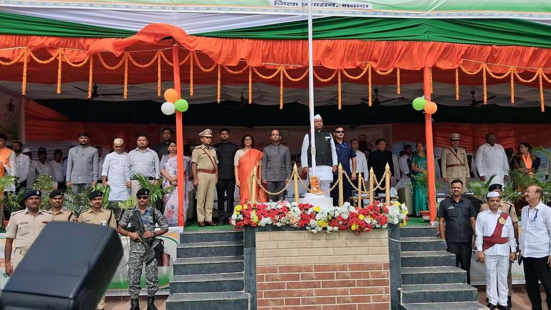हरिश्चन्द्र स्टेडियम में हर्षोल्लासपूर्ण वातावरण में सम्पन्न हुआ 80वां स्वतंत्रता दिवस समारोह
80वां स्वतंत्रता दिवस समारोह का मुख्य कार्यक्रम जिले के ऐतिहासिक स्थल हरिश्चन्द्र स्टेडियम में हर्षोल्लासपूर्ण वातावरण में सम्पन्न हुआ। कार्यक्रम के प्रारम्भ में डॉ० संतोष कुमार सुमन, माननीय मंत्री, लघु जल संसाधन विभाग, बिहार सरकार-सह-प्रभारी मंत्री, नवादा जिला एवं जिला पदाधिकारी, श्री रवि प्रकाश ने संयुक्त रूप से परेड का निरीक्षण किया। तत्पश्चात राष्ट्रगीत के गायन के उपरांत माननीय मंत्री ने ध्वजारोहण कर तिरंगे को सलामी दी।
ध्वजारोहण के बाद माननीय प्रभारी मंत्री ने उपस्थित सभी जनप्रतिनिधियों, प्रशासनिक एवं पुलिस पदाधिकारियों, कर्मचारियों, प्रिंट एवं इलेक्ट्रॉनिक मीडिया के प्रतिनिधियों तथा समस्त नवादा वासियों का हार्दिक अभिनन्दन करते हुए अपने संबोधन में कहा कि बिहार सरकार सामाजिक न्याय के साथ विकास के लिए समाज के प्रत्येक वर्ग को लाभ पहुंचाने के लिए कृतसंकल्पित है। उन्होंने विभागवार जिले की उपलब्धियों की जानकारी दी, जो निम्नवत है:
*सिंचाई एवं कृषि:* ‘जल-जीवन-हरियाली’ एवं ‘हर खेत तक सिंचाई का पानी’ के तहत 23 आहर एवं 51 सतही सिंचाई योजनाओं की स्वीकृति दी गई है, जिसकी कुल लागत ₹161.78 करोड़ है। मुख्यमंत्री निजी नलकूप योजना के तहत 2,240 किसानों को अनुदान दिया गया है, जिससे 11,200 हेक्टेयर क्षेत्र में सुरक्षित सिंचाई सुविधा बढ़ी है।
*सामाजिक सुरक्षा:* सभी छः पेंशन योजनाओं के तहत जिले के 2,32,773 लाभुकों को प्रतिमाह ₹1,100 डीबीटी के माध्यम से दिया जा रहा है। कुष्ठ रोगियों को पेंशन के अतिरिक्त ₹1,500 प्रतिमाह की सहायता दी जा रही है। बीपीएल परिवार के कमाऊ सदस्य की मृत्यु पर ₹20,000, दुर्घटना में मृत्यु पर ₹20,000 तथा गरीब परिवार में मृत्यु पर अंत्येष्टि हेतु ₹3,000 की सहायता दी गई है।
*अनुसूचित जाति, जनजाति एवं वंचित वर्गों का विकास:* गोन्दापुर, रजौली एवं सिरदला में तीन डॉ. भीमराव आंबेडकर आवासीय विद्यालय संचालित हैं, जिनमें 1,120 विद्यार्थी नामांकित हैं। अकबरपुर में 720 सीटों वाले आवासीय विद्यालय का निर्माणाधीन है। छात्रावासों में आवास, डिजिटल क्लास, पुस्तकालय, खाद्यान्न एवं मासिक अनुदान की सुविधा दी जा रही है। अल्पसंख्यक विद्यार्थियों के लिए छात्रवृत्ति, छात्रावास एवं आवासीय विद्यालय की सुविधाएँ उपलब्ध कराई जा रही हैं। दिव्यांगजनों को बैटरी चालित ट्राइसाइकिल एवं सहायक उपकरण उपलब्ध कराए जा रहे हैं तथा अब तक 15,285 दिव्यांगजनों का UDID कार्ड बनाया गया है।
*शिक्षा:* जिले में 18 विद्यालयों को मॉडल विद्यालय के रूप में विकसित किया गया है, जहाँ कक्षा 11-12 के विद्यार्थियों के लिए JEE एवं NEET की निःशुल्क तैयारी की व्यवस्था की जा रही है। 21 विद्यालय पीएम श्री विद्यालय के रूप में संचालित हैं। जिले में छह राजकीय डिग्री कॉलेज स्थापित किए गए हैं। 14 कस्तूरबा गांधी बालिका विद्यालयों में 2,074 छात्राओं को आवासीय सुविधा, भोजन, छात्रवृत्ति, शिक्षा एवं आत्मरक्षा प्रशिक्षण दिया जा रहा है। दो प्रखंडों में 200-200 बच्चों के लिए नेताजी सुभाषचंद्र बोस आवासीय छात्रावास संचालित हैं।
*स्वास्थ्य:* बाल हृदय योजना के तहत अब तक 142 बच्चों के हृदय के छेद का सफल इलाज कराया गया है। 23,624 बालिकाओं को HPV वैक्सीन दी गई है तथा 76,122 गर्भवती महिलाओं की प्रसवपूर्व जांच की गई है। बुधौल, नवादा में 200 बेड के सदर अस्पताल का निर्माण प्रगति पर है।
*कृषि एवं प्राकृतिक खेती:* AgriStack के माध्यम से 41,000 से अधिक किसानों को जोड़ा गया है तथा किसानों की Farmer ID बनाई जा रही है। 1,067 राजस्व गांवों के 8,75,791 प्लॉट का डिजिटल सर्वे किया जा रहा है। 12 प्रखंडों के 12 क्लस्टरों में 1,500 किसान रसायनमुक्त प्राकृतिक खेती कर रहे हैं। 2026-27 में 25 क्लस्टरों के 500 हेक्टेयर क्षेत्र को जैविक खेती से जोड़ने की योजना है।
*ग्रामीण विकास एवं आधारभूत संरचना:* मुख्यमंत्री क्षेत्र विकास योजना के तहत 2024-25 से 2026-27 तक 3,196 योजनाओं के लिए ₹54.92 करोड़ की प्रशासनिक स्वीकृति दी गई है। सांसद स्थानीय क्षेत्र विकास योजना के तहत 10 योजनाओं के लिए ₹89.44 लाख की स्वीकृति दी गई है।
*पेयजल एवं खाद्य सुरक्षा:* जिले में हर घर नल का जल योजना के तहत कार्य जारी है तथा चापाकल मरम्मत के लिए विशेष अभियान चलाया गया है। राष्ट्रीय खाद्य सुरक्षा अधिनियम के तहत 3,88,794 परिवारों को प्रत्येक माह PDS दुकानों के माध्यम से खाद्यान्न उपलब्ध कराया जा रहा है।
*आपदा:* आपदा अनुग्रह अनुदान के तहत विभिन्न घटनाओं में मृत 118 व्यक्तियों के आश्रितों के बीच ₹4.73 करोड़ से अधिक की सहायता दी गई है।
*जीविका एवं महिला सशक्तीकरण:* “संगठन से सशक्तिकरण, सशक्तिकरण से आजीविका और आजीविका से आत्मनिर्भरता” की दिशा में नवादा में 27,072 स्वयं सहायता समूहों के माध्यम से 3.60 लाख से अधिक ग्रामीण परिवार संगठित हैं। जीविका के माध्यम से युवाओं को कौशल एवं रोजगार से जोड़ने के लिए 3,771 युवाओं को प्रशिक्षण, 3,471 युवाओं को नियुक्ति प्रस्ताव तथा 29 रोजगार मेलों के माध्यम से 3,105 युवाओं को रोजगार उपलब्ध कराया गया है। 9,026 युवा स्वरोजगार से जुड़े हैं।
माननीय मंत्री ने कहा कि हमारा संकल्प है कि हर जरूरतमंद परिवार तक अवसर पहुँचे, हर महिला को आर्थिक पहचान मिले, हर युवा को कौशल एवं रोजगार मिले, हर किसान की आय में वृद्धि हो और हर गांव विकास एवं आत्मनिर्भरता की दिशा में आगे बढ़े। उन्होंने कहा माननीय मुख्यमंत्री के मार्गदर्शन, जिला प्रशासन के प्रयास तथा आप सभी के सहयोग से नवादा जिला सामाजिक सौहार्द एवं शांतिपूर्ण वातावरण में प्रगति की राह पर सदैव अग्रसर रहेगा।
कार्यक्रम के दौरान माननीय प्रभारी मंत्री द्वारा पदाधिकारियों एवं कर्मियों को अपने-अपने क्षेत्र में बेहतर कार्य करने हेतु प्रशस्ति पत्र देकर सम्मानित किया गया। सम्मानित होने वालों में श्री अमरेश दास, सफाई कर्मी, नगर परिषद कार्यालय, नवादा; श्री अरविन्द कुमार यादव, अग्निक–2312; श्री कुन्दन कुमार, सिपाही–514, ट्रैफिक पुलिस; श्रीमती कमला कुमारी, सेविका, बाल विकास परियोजना कार्यालय, मेसकौर; श्री चंदन कुमार, E.M.T. (Emergency Medical Technician), जिला स्वास्थ्य समिति, नवादा; श्री प्रभु चौधरी, विद्युत उपभोक्ता, साउथ बिहार पावर डिस्ट्रीब्यूशन कंपनी लिमिटेड, नवादा; श्रीमती सुमित्रा देवी, विद्युत उपभोक्ता, साउथ बिहार पावर डिस्ट्रीब्यूशन कंपनी लिमिटेड, नवादा; श्री विनय कुमार प्रभाकर, प्रगतिशील कृषक, ग्राम–सलूकचक, पंचायत–समाय; श्री सोनू कुमार, सार्जेंट मेजर (1st कमाण्डर), पुलिस लाइन तथा श्री तरुण कुमार, सार्जेंट (2nd कमाण्डर), पुलिस लाइन शामिल हैं।
इसके साथ राजस्व एवं भूमि सुधार विभाग की ओर से जिले में अभियान बसेरा-02 के तहत सुयोग्य श्रेणी के भूमिहीन परिवारों को वास भूमि उपलब्ध कराने का अभियान संचालित किया जा रहा है।कार्यक्रम में नवादा अंचल के छह सुयोग्य लाभुकों को माननीय प्रभारी मंत्री के कर-कमलों से वास भूमि का पर्चा प्रदान किया गया। पर्चा प्राप्त करने वाले सभी लाभुक कादिरगंज, नवादा के निवासी हैं। कार्यक्रम में माया देवी, सोनी देवी, प्रमिला देवी, खुशबू कुमारी, सुनयना देवी एवं शकुंती देवी को वास भूमि का पर्चा प्रदान किया गया।
इसी क्रम में वाणिज्य-कर के कर-संग्रहण में महत्वपूर्ण योगदान देने वाले गैर-कॉरपोरेट व्यवसायियों को भामाशाह सम्मान प्रदान किया गया। M/s RDA Construction Services LLP को प्रथम, M/s Aashirwad Traders को द्वितीय तथा M/s Manjushree को तृतीय स्थान के लिए प्रशस्ति पत्र देकर सम्मानित किया गया।
कार्यक्रम के अंत में राष्ट्रगीत का सामूहिक गायन किया गया। इसके पश्चात राष्ट्रगान के साथ 80वें स्वतंत्रता दिवस समारोह का समापन हुआ। समारोह के दौरान उपस्थित लोगों में देशभक्ति एवं राष्ट्रप्रेम की भावना देखने को मिली तथा पूरा वातावरण राष्ट्रीय एकता एवं अखंडता के भाव से ओत-प्रोत रहा।