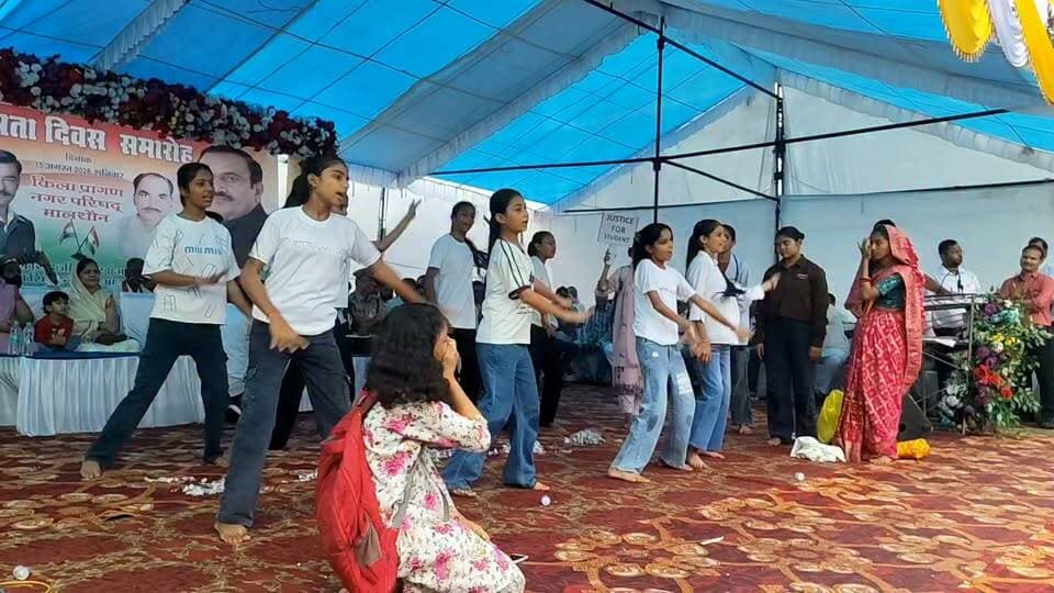 🇮🇳 मालथौन किले में हर्षोल्लास के साथ मनाया गया स्वतंत्रता दिवस 🇮🇳
मालथौन किले में स्वतंत्रता दिवस समारोह का भव्य आयोजन किया गया। कार्यक्रम में ध्वजारोहण के साथ देशभक्ति से ओत-प्रोत सांस्कृतिक कार्यक्रम आयोजित किए गए। स्कूली छात्राओं ने रंगारंग प्रस्तुतियां देकर उपस्थित लोगों का मन मोह लिया।
छात्राओं की शानदार प्रस्तुतियों पर समारोह स्थल तालियों की गड़गड़ाहट से गूंज उठा। कार्यक्रम में बड़ी संख्या में जनप्रतिनिधि, अधिकारी, शिक्षक, विद्यार्थी एवं गणमान्य नागरिक उपस्थित रहे।
#स्वतंत्रतादिवस #मालथौन #IndependenceDay2026 #15August #Malathoun #Sagar #MadhyaPradesh #देशभक्ति