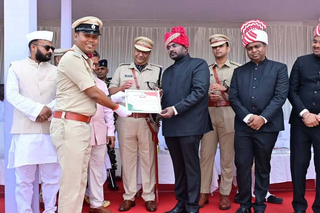 नक्सल अभियान में उत्कृष्ट कार्य के लिए प्रतापपुर थाना प्रभारी आलोक रंजन सम्मानित..