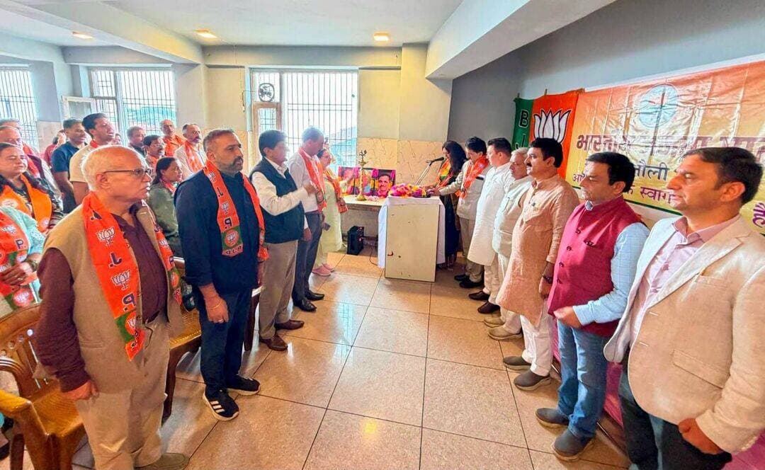 पानी की दरों से लेकर ईंधन सेस तक भाजपा का कांग्रेस सरकार पर हमला।
सुमित शर्मा बोले—पानी की कीमतों में 8% बढ़ोतरी शिमला की जनता पर सीधा आर्थिक प्रहार, अजय ठाकुर ने 60 पैसे प्रति लीटर सेस को बताया जनविरोधी
शिमला। शिमला शहर में पेयजल दरों में प्रस्तावित 8 प्रतिशत बढ़ोतरी और पेट्रोल-डीजल पर 60 पैसे प्रति लीटर नए सेस को लेकर भाजपा ने कांग्रेस सरकार पर तीखा हमला बोला है। भाजपा नेताओं ने आरोप लगाया कि सरकार जनता को राहत देने के बजाय लगातार महंगाई का बोझ बढ़ा रही है। साथ ही टांडा मेडिकल कॉलेज एवं अस्पताल के पूर्व विभागाध्यक्ष पर लगाए गए भ्रष्टाचार के आरोपों की निष्पक्ष और समयबद्ध जांच की मांग भी उठाई गई।
भाजपा संजौली मंडल की बैठक छोटा शिमला तथा शिमला मंडल की बैठक गंज बाजार में आयोजित की गई। बैठक में भाजपा प्रदेश सचिव एवं जिला प्रभारी सुमित शर्मा तथा प्रदेश प्रवक्ता एवं जिला सह प्रभारी अजय ठाकुर विशेष रूप से मौजूद रहे। संजौली मंडल की अध्यक्षता मंडल अध्यक्ष संजीव चौहान और शिमला मंडल की अध्यक्षता मंडल अध्यक्ष राजीव पंडित ने की।
पानी महंगा करने पर सुमित शर्मा का सरकार पर निशाना
सुमित शर्मा ने कहा कि शिमला शहर में पानी की दरों में प्रस्तावित 8 प्रतिशत तक की बढ़ोतरी राजधानी की जनता पर सीधा आर्थिक प्रहार है। उनके अनुसार इसका असर 35 हजार से अधिक उपभोक्ताओं पर पड़ेगा और प्रस्तावित नई दरें अगले वर्ष मार्च से लागू की जानी हैं।
उन्होंने कहा कि प्रस्तावित दरों के मुताबिक घरेलू उपभोक्ताओं के लिए 0 से 20 किलोलीटर तक पानी की दर 22.93 रुपये से बढ़कर 24.76 रुपये, 21 से 30 किलोलीटर तक 39.54 रुपये से बढ़कर 42.71 रुपये तथा 30 किलोलीटर से अधिक खपत पर 71.16 रुपये से बढ़कर 76.85 रुपये किए जाने का प्रस्ताव है।
सुमित शर्मा ने सवाल उठाया कि जब शहर के कई हिस्सों में लोग नियमित पेयजल आपूर्ति को लेकर शिकायतें कर रहे हैं, तो ऐसे में पानी की दरें बढ़ाने का औचित्य क्या है। उन्होंने सरकार से प्रस्तावित वृद्धि पर पुनर्विचार करने की मांग की।
60 पैसे के सेस पर अजय ठाकुर ने घेरा
भाजपा प्रदेश प्रवक्ता अजय ठाकुर ने पेट्रोल और हाई स्पीड डीजल पर 60 पैसे प्रति लीटर अनाथ एवं विधवा सेस लगाए जाने के निर्णय को लेकर सरकार पर निशाना साधा।
उन्होंने कहा कि जरूरतमंद वर्गों की मदद करना सरकार की जिम्मेदारी है, लेकिन इसके लिए बार-बार आम जनता पर नए कर और सेस लगाना उचित नहीं है। ईंधन की कीमत बढ़ने का असर केवल वाहन चालकों तक सीमित नहीं रहता, बल्कि माल ढुलाई, सार्वजनिक परिवहन और रोजमर्रा की वस्तुओं की कीमतों पर भी इसका प्रभाव पड़ता है।
अजय ठाकुर ने कहा कि “कभी पानी महंगा, कभी पेट्रोल-डीजल पर सेस—सुक्खू सरकार की नीतियों का एक ही परिणाम है, आम आदमी की जेब पर लगातार बढ़ता बोझ।” उन्होंने सरकार से वित्तीय प्रबंधन सुधारने और अनावश्यक खर्चों में कटौती करने की मांग की।
टांडा मेडिकल कॉलेज के मामले में निष्पक्ष जांच की मांग
बैठक में टांडा मेडिकल कॉलेज एवं अस्पताल के एक विभाग के पूर्व विभागाध्यक्ष के खिलाफ सामने आए भ्रष्टाचार और पद के कथित दुरुपयोग के आरोपों पर भी चर्चा हुई।
भाजपा नेताओं ने कहा कि मीडिया में सामने आई जानकारी के अनुसार एक शिकायतकर्ता ने संस्थान के प्राचार्य और विजिलेंस को शिकायत भेजकर आय से अधिक संपत्ति, सरकारी संसाधनों के कथित दुरुपयोग, विदेश यात्राओं तथा अन्य वित्तीय अनियमितताओं की जांच की मांग की है। शिकायत में सरकारी आवास में करीब 2.90 लाख रुपये के जिम उपकरण लगवाने और कथित तौर पर सरकारी माध्यम से भुगतान किए जाने का आरोप भी शामिल है।
भाजपा ने स्पष्ट किया कि ये फिलहाल शिकायत में लगाए गए आरोप हैं और इनकी सत्यता जांच का विषय है। इसलिए सरकार को मामले की समयबद्ध, निष्पक्ष और पारदर्शी जांच करवानी चाहिए। यदि आरोप गलत हैं तो स्थिति स्पष्ट होनी चाहिए और यदि जांच में अनियमितताएं साबित होती हैं तो दोषी के खिलाफ कानून के अनुसार कार्रवाई की जानी चाहिए।
जनता के मुद्दों को लेकर भाजपा करेगी आंदोलन तेज
भाजपा नेताओं ने कहा कि कांग्रेस सरकार को राजनीतिक बयानबाजी के बजाय जनता की वास्तविक समस्याओं पर ध्यान देना चाहिए। पानी की बढ़ती दरों, ईंधन पर अतिरिक्त सेस और सरकारी स्वास्थ्य संस्थानों में कथित अनियमितताओं जैसे मुद्दे सीधे आम जनता से जुड़े हैं।
उन्होंने कहा कि भाजपा इन मुद्दों को जनता के बीच मजबूती से उठाएगी और सरकार से जवाबदेही तय करने की मांग करती रहेगी।
बैठकों में भाजपा जिला अध्यक्ष केशव चौहान, संजय सूद, कर्ण नंदा, संजीव देशटा, कमल सूद, सुदीप महाजन, गणेश दत्त, गुरमीत सिंह, किमी सूद, जिय लाल, पूर्ण, अजय सरना, बिलाल अहमद, अनीता सूद, अक्षय भरमौरी, ऋतु गौतम, पुनीता सहित पार्टी के पदाधिकारी एवं कार्यकर्ता मौजूद रहे।
न्यूज टुडे हिमाचल ब्यूरो