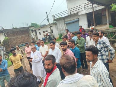 मुख्यमंत्री जन विश्वास अभियान में 216 दिन पुरानी शिकायत का मौके पर निराकरण
..
ग्राम आमखेड़ा में अतिक्रमण हटाकर आवागमन सुगम कराया, नामांतरण, पात्रता पर्ची और हैंडपंप संबंधी समस्याओं का भी तत्काल समाधान
..
मुख्यमंत्री जन विश्वास अभियान के अंतर्गत प्रशासन द्वारा ग्रामीणों की लंबित समस्याओं का मौके पर पहुंचकर समाधान किया जा रहा है। इसी क्रम में ग्राम पंचायत सरेखों के ग्राम आमखेड़ा में शिकायतकर्ता अनिल यादव की 216 दिन पुरानी शिकायत का मौके पर ही निराकरण किया गया। शिकायत में शासकीय मार्गों पर रहवासियों द्वारा किए गए अतिक्रमण के कारण आवागमन बाधित होने तथा ग्रामीणों को दैनिक कार्यों में परेशानी होने की बात सामने आई थी।
अनुविभागीय अधिकारी (राजस्व) कुरवाई श्री मनीष कुमार जैन द्वारा जन विश्वास अभियान के दौरान ग्राम चौपाल आयोजित कर ग्रामीणों से सीधे संवाद किया गया। समस्या की वास्तविक स्थिति जानने के लिए अधिकारियों ने पूरे ग्राम का भ्रमण किया। मौके पर शासकीय मार्गों पर किए गए अतिक्रमण को चिन्हित कर संबंधित अतिक्रमणकर्ताओं को समझाइश दी गई। आपसी सहमति और संवाद के माध्यम से समस्या का समाधान करते हुए ग्रामीणों के आवागमन का मार्ग सुगम कराया गया।
12 प्रकरणों में नामांतरण की प्रक्रिया शुरू -
ग्राम सभा के दौरान पटवारी द्वारा बी-1 का वाचन कराया गया। इसमें 12 ऐसे प्रकरण सामने आए, जिनमें संबंधित भूमि स्वामियों की मृत्यु हो चुकी थी और राजस्व अभिलेखों में आवश्यक कार्रवाई लंबित थी। प्रशासन द्वारा मौके पर ही पंचनामा एवं सजरा तैयार कराकर नामांतरण की प्रक्रिया प्रारंभ कराई गई। इससे संबंधित परिवारों को अनावश्यक रूप से कार्यालयों के चक्कर लगाने से राहत मिली।
मौके पर जारी हुई पात्रता पर्ची -
जन विश्वास अभियान के अंतर्गत ग्राम भ्रमण के दौरान ग्राम सरेखों निवासी रामबाबू अहिरवार पुत्र बारेलाल ने पात्रता पर्ची जारी करने की मांग रखी। अधिकारियों ने मामले को तत्काल संज्ञान में लेते हुए ग्राम सचिव एवं खाद्य विभाग के अधिकारी से समन्वय किया और मौके पर ही पात्रता पर्ची जारी कराई। इससे हितग्राही को शासन की खाद्यान्न योजना का लाभ प्राप्त करने का रास्ता साफ हुआ।
सार्वजनिक हैंडपंप को अतिक्रमण से कराया मुक्त -
इसी दौरान भूरी बाई कुर्मी द्वारा सार्वजनिक हैंडपंप पर निजी व्यक्ति द्वारा कब्जा किए जाने की शिकायत की गई। शिकायत पर प्रशासनिक अमला तत्काल मौके पर पहुंचा। जांच में सार्वजनिक हैंडपंप के आसपास की गई निजी फेंसिंग को हटवाकर हैंडपंप को सर्वसामान्य के उपयोग के लिए मुक्त कराया गया। कार्रवाई के बाद ग्रामीणों को पेयजल सुविधा का निर्बाध उपयोग सुनिश्चित हुआ।
एक वर्ष से बंद हैंडपंप भी सुधारा गया -
मुख्यमंत्री जन विश्वास अभियान के अंतर्गत 14 अगस्त को आयोजित कार्यक्रम के दौरान ग्राम पंचायत सरेखों के नोडल अधिकारी एवं एसडीएम कुरवाई श्री मनीष कुमार जैन के समक्ष ग्रामीणों द्वारा लंबे समय से बंद हैंडपंप की समस्या भी रखी गई। ग्रामीणों के अनुसार यह हैंडपंप लगभग एक वर्ष से बंद था। अभियान की भावना के अनुरूप त्वरित कार्रवाई करते हुए 15 अगस्त को ही हैंडपंप का सुधार कार्य कराया गया, जिससे ग्रामीणों को पेयजल सुविधा पुनः उपलब्ध हो गई।
अवैध शराब बिक्री के विरुद्ध भी कार्रवाई -
जन विश्वास अभियान के दौरान ग्रामीणों से प्राप्त शिकायतों एवं सूचनाओं को गंभीरता से लेते हुए ग्राम पंचायत सरेखों में अवैध रूप से शराब बेचने वालों के विरुद्ध भी कार्रवाई की गई। प्रशासन द्वारा अन्य लंबित समस्याओं के शीघ्र निराकरण के लिए संबंधित अधिकारियों को आवश्यक निर्देश दिए गए।
मुख्यमंत्री जन विश्वास अभियान का उद्देश्य प्रशासन और आमजन के बीच सीधा संवाद स्थापित कर समस्याओं का त्वरित एवं मौके पर समाधान सुनिश्चित करना है। ग्राम सरेखों और आमखेड़ा में हुई कार्रवाई से यह संदेश गया है कि ग्रामीणों की समस्याओं को केवल आवेदन तक सीमित न रखते हुए प्रशासन द्वारा मौके पर पहुंचकर समाधान की दिशा में ठोस कार्रवाई की जा रही है। #vidisha