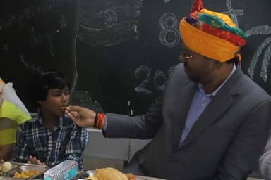 पीएम पोषण शक्ति निर्माण सहभोज किया
..
प्रदेश के आनंद विभाग (स्वतंत्र प्रभार) राज्यमंत्री और जिले के प्रभारी मंत्री श्री लखन पटेल ने कक्षा चैथी की छात्रा कुमारी कशिश सेन को पीएम पोषण शक्ति निर्माण के तहत आयोजित सहभोज कार्यक्रम में खाना खिलाकर शुरूआत की। इस अवसर पर जिला पंचायत अध्यक्ष श्रीमती गीता रघुवंशी, विदिशा विधायक श्री मुकेश टण्डन, नगरपालिका अध्यक्ष श्रीमती प्रीति शर्मा, श्री श्यामसुन्दर शर्मा सहित अन्य जनप्रतिनिधियों, कलेक्टर श्री अंशुल गुप्ता, पुलिस अधीक्षक श्री रोहित काशवानी के साथ कक्षा चैथी की कुमारी चंद्रा साहू ने भी पीएम पोषण शक्ति निर्माण तहत आयोजित सहभोज में बच्चो के साथ शामिल होकर सहभोज किया है। #vidisha