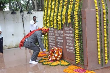 शहीदो की स्मृति में पुष्पचक्र अर्पित कर श्रद्धांजलि
..
प्रदेश के आनंद विभाग (स्वतंत्र प्रभार) राज्यमंत्री और जिले के प्रभारी मंत्री श्री लखन पटेल, विधायक श्री मुकेश टण्डन ने शहीद ज्योति स्तंभ पर पहुंचकर स्वतंत्रता संग्राम में योगदान देने वाले सभी शहीदो की स्मृति में शहीद ज्योति स्तंभ पर पुष्पचक्र अर्पित कर श्रद्धाजलि अर्पित की। इस अवसर पर अन्य जनप्रतिनिधि, अधिकारीगण, गणमान्य नागरिक मौजूद रहे। #vidisha