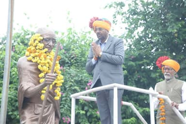 महात्मा गांधी जी की प्रतिमा पर माल्यार्पण
..
महात्मा गांधी की प्रतिमा पर प्रदेश के आनंद विभाग (स्वतंत्र प्रभार) राज्यमंत्री और जिले के प्रभारी मंत्री श्री लखन पटेल, विदिशा विधायक श्री मुकेश टण्डन सहित अन्य जनप्रतिनिधियों ने माल्यार्पण पुष्पांजलि अर्पित की। नीमताल पर सम्पन्न हुए उपरोक्त कार्यक्रम में विभिन्न जनप्रतिनिधियों के विभिन्न विभागो के अधिकारी, कर्मचारी गणमान्य नागरिक मौजूद रहे। #vidisha