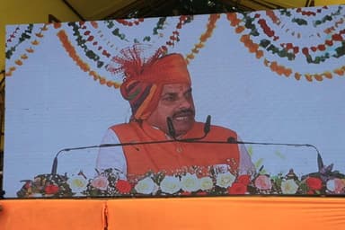 प्रभारी मंत्री श्री लखन पटेल ने ध्वजारोहण कर परेड़ की सलामी ली, उत्कृष्ट कार्य करने वाले पुरस्कृत हुए
..
स्वतंत्रता दिवस 15 अगस्त पर विदिशा जिला मुख्यालय स्थित पुलिस परेड ग्राउंड में गरिमामय एवं भव्य समारोह आयोजित किया गया। समारोह के मुख्य अतिथि प्रदेश के आनंद विभाग (स्वतंत्र प्रभार) राज्यमंत्री एवं जिले के प्रभारी मंत्री श्री लखन पटेल ने ध्वजारोहण कर परेड की सलामी ली।
स्वतंत्रता दिवस समारोह का शुभारंभ राष्ट्रगीत ‘वंदे मातरम’ के सामूहिक गायन के साथ हुआ। समारोह में मुख्यमंत्री डॉ. मोहन यादव का लाइव उद्बोधन भोपाल में आयोजित कार्यक्रम का सीधा प्रसारण जिला व खण्ड स्तरीय कार्यक्रम स्थलों पर देखा सुना गया है। इसके लिए एलईडी स्क्रीन एवं साउंड सिस्टम की विशेष व्यवस्था की गई थी। मुख्य समारोह में उपस्थित जनप्रतिनिधियों, प्रशासनिक एवं पुलिस अधिकारियों, कर्मचारियों, छात्र-छात्राओं तथा शहर के गणमान्य नागरिकों ने मुख्यमंत्री जी के संदेश का लाइव प्रसारण देखा और सुना।
जिले के प्रभारी मंत्री श्री लखन पटेल ने विदिशा जिले के विकास उपलब्धियों का से संदेश वाचन के माध्यम से दिया। इसके पश्चात् प्रगति के प्रतीक गुब्बारो को मुक्त आकाश में छोड़ा। कार्यक्रम के मुख्य अतिथि प्रभारी मंत्री श्री पटेल ने विदिशा के पुलिस परेड ग्राउण्ड में आयोजित समारोह में खुली जीप मे सवार होकर परेड़ का निरीक्षण किया। उनके साथ कलेक्टर श्री अंशुल गुप्ता, पुलिस अधीक्षक श्री रोहित काशवानी भी मौजूद थे। समारोह में विशेष सशस्त्र बल, जिला पुलिस बल, शौर्यादल के द्वारा आकर्षक मार्च पास्ट किया गया। गणतंत्र दिवस अमर रहे के नारो के बीच हर्ष फायर किया गया। प्रभारी मंत्री श्री पटेल नेे परेड कमाण्डरों से परिचय प्राप्त किया।
सांस्कृतिक कार्यक्रम -
जिले की तीन शैक्षणिक संस्थाओ के द्वारा देशभक्ति से ओतप्रोत सांस्कृतिक कार्यक्रमों की प्रस्तुतियां प्रस्तुत की गई। जिसमंे सांदीपनी स्कूल बरईपुरा के विद्यार्थियों द्वारा आज तिरंगे..........., एमएलबी स्कूल की छात्राओं के द्वारा ‘‘आकाश छू ले आजाद रहे तिरंगा............ और अंत में साकेत एमजीएम स्कूल के विद्यार्थियों द्वारा सामूहिक लोक नृत्य ‘‘ हे जन्म भूूमि भारत.....’’ उपरोक्त कार्यक्रम के माध्यम से भारत देश की एकता अखण्डता को रेखांकित करने वाला मंचन चित्रण प्रस्तुत किया गया है।
शौर्या दल -
स्वतंत्रता दिवस के मुख्य समारोह में शौर्या दल ने भी मार्चपास्ट मंे शामिल होकर सहभागिता निभाई है वहीं पुलिस बैंड दल व वात्सल्य स्कूल बैड दल ने परेड में शामिल होकर देशभक्ति पर आधारित मनमोहक धुन का वादन करते हुए मुख्य अतिथि को सलामी दी गई।
मीसाबंदी, परिजन सम्मानित -
कार्यक्रम के मुख्य अतिथि प्रदेश के आनंद विभाग (स्वतंत्र प्रभार) राज्यमंत्री और जिले के प्रभारी मंत्री श्री लखन पटेल ने जिले के मीसाबंदियों का स्वतंत्रता दिवस के मुख्य समारोह स्थल पर शाल, श्रीफल भेंटकर सम्मानित किया।
पुरस्कृत -
कार्यक्रम के मुख्य अतिथि प्रदेश के आनंद विभाग (स्वतंत्र प्रभार) राज्यमंत्री और जिले के प्रभारी मंत्री श्री लखन पटेल, विदिशा विधायक श्री मुकेश टण्डन, जिला पंचायत अध्यक्ष श्रीमती गीता कैलाश रघुवंशी, नगरपालिका अध्यक्ष श्रीमती प्रीति राकेश शर्मा, कलेक्टर श्री अंशुल गुप्ता, पुलिस अधीक्षक श्री रोहित काशवानी ने सामूहिक रूप से जिले में उत्कृष्ट कार्य करने वाले अधिकारी, कर्मचारियों और स्वंयसेवी संस्थाओं के प्रतिनिधियों के द्वारा विभिन्न क्षेत्रों में उत्कृष्ट स्थान हासिल करने पर उन्हें प्रशंसा पत्र एवं शील्ड प्रदाय कर सम्मानित किया।
गौरतलब हो कि जिला मुख्यालय पर आयोजित स्वतंत्रता दिवस समारोह में सोेशल मीडिया हेण्डलर श्री हरेकृष्णा सेन सहित जिले के 96 चयनितो को मुख्य अतिथि द्वारा सम्मानित किया गया है इसके अलावा परेड़ में शामिल व सांस्कृतिक कार्यक्रम की प्रस्तुतियों पर जूरी द्वारा चयनित प्रथम तीन दलो के सदस्यों को भी सम्मानित किया गया है।
जिला मुख्यालय पर आयोजित गणतंत्र दिवस समारोह स्थल पर जिला पंचायत अध्यक्ष श्रीमती गीता रघुवंशी, विदिशा विधायक श्री मुकेश टण्डन, नगरपालिका अध्यक्ष श्रीमती प्रीति शर्मा, पूर्व काॅपरेटिव बैंक के द्वय अध्यक्ष श्री बाबूलाल ताम्रकार, श्री श्यामसुन्दर शर्मा सहित अन्य अतिथिगण, कलेक्टर श्री अंशुल गुप्ता, पुलिस अधीक्षक श्री रोहित काशवानी, वन मण्डलाधिकारी श्री हेमंत यादव, विभिन्न विभागो के अधिकारी, कर्मचारी, मीडियाकर्मी, स्कूली विद्यार्थी, शिक्षकगण मौजूद थे। समारोह में देशभक्ति से ओतप्रोत वातावरण के बीच विभिन्न कार्यक्रम प्रस्तुत किए गए। कार्यक्रम का समापन राष्ट्रगान ‘जन गण मन’ के सामूहिक गायन के साथ हुआ। #vidisha
