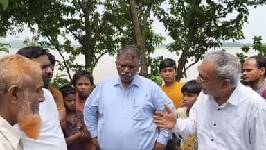 #ବିପଦ_ସଂକେତ_ଉପରେ_ସୁବର୍ଣ୍ଣ_ରେଖା_ନଦୀ*
ବସ୍ତା ବ୍ଲକ ସୁବର୍ଣ୍ଣ ରେଖା ନଦୀ ର କାଦ୍ରାଇଁଆ ନିକଟସ୍ଥ କବର ପଦା ନିକଟରେ ନଦୀ ବନ୍ଧ ଦୁର୍ବଳ ହୋଇ ପ୍ରାୟ ୫୦ଫୁଟ ଲମ୍ବର ନଦୀ ଗର୍ଭ କୁ ଅତଡ଼ା ଖସୁଛି। ଖବର ପାଇ ଘଟଣା ସ୍ଥଳରେ ଜଳେଶ୍ଵର ବିଧାୟକ ଅଶ୍ୱନୀ କୁମାର ପାତ୍ର,ବାଲେଶ୍ଵର ଅତିରିକ୍ତ ଜିଲ୍ଲା ପାଳ, ବସ୍ତା ତହସିଲଦାର୍ ସୁଶାନ୍ତ ପଟ୍ଟନାୟକ, ବିଭାଗୀୟ ଯନ୍ତ୍ରୀ ଘଟଣା ସ୍ଥଳରେ ପହଞ୍ଚି ସ୍ଥିତି ଅନୁଧ୍ୟାନ କଲେ ।
#flooding #riverside #BASTA #balasore #SubarnarekhaRiver CMO Odisha Mahima TV Goutambuddha Das