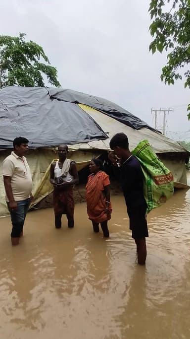 #ପ୍ରକୃତିବନ୍ଧୁ_ସୁମନ୍ତ_ଜେନାଙ୍କ_ମହାନତା ।
ସୁରେନ୍ଦ୍ର ନାଥ ଜେନା ସ୍ମୃତି କମିଟି ପକ୍ଷରୁ ଜଳକା ନଦୀ ବିଭୀଷିକା ଭିତରେ କୁଡିଆ ପଞ୍ଚାୟତ ଓ ବାସୁଚକୁରାଇ ପଞ୍ଚାୟତ ରେ ବନ୍ୟା ଜଳବନ୍ଦୀ ଘେରରେ ପରିବାରକୁ ସୁଖିଲା ଖାଦ୍ୟ ବଣ୍ଟନ କଲୁ ।
#flood #newsfeed #BASTA #heavyrain #balasore
Mahima TV