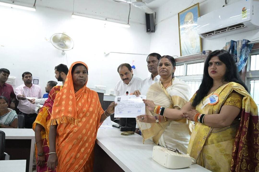 प्रखंड सभागार में 52 लोगों के बीच किया गया प*र्चा का वितरण. स्थानीय विधायक मनोरमा देवी. प्रखंड प्रमुख कांति यादव.बीडीओ सजय कुमार राय. सीओ सुधीर तिवारी समेत कई पदाधिकारी मौजूद रहे
