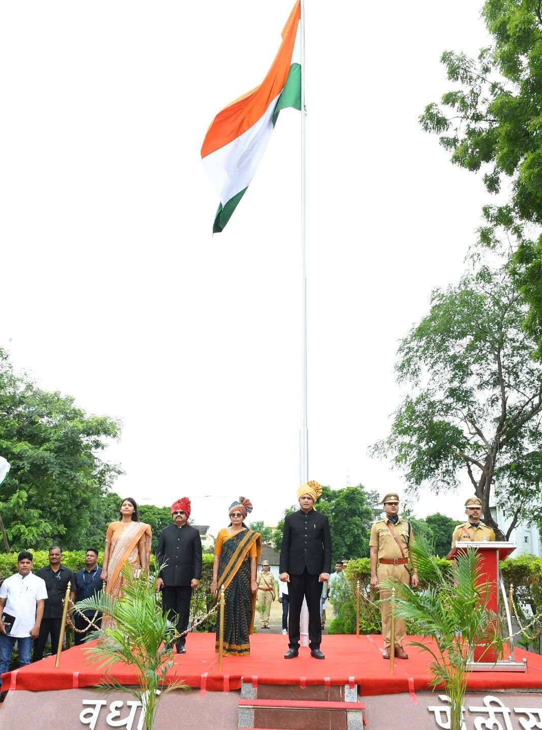 आज दिनांक १५ ऑगस्ट रोजी स्वतंत्र दिनानिमित्त पोलीस मुख्यालय वर्धा, येथे मा. श्री. डॉ. पंकज भोयर, पालकमंत्री वर्धा जिल्हा तथा राज्यमंत्री, महाराष्ट्र राज्य - (गृह (ग्रामीण), गृहनिर्माण, शालेय शिक्षण, सहकार, खनिकर्म यांच्या हस्ते ध्वजारोहण करण्यात आले.
@dgpmaharashtra
@drpankajbhoyar
@sadashiv.waghmare.16
#wardhapolice