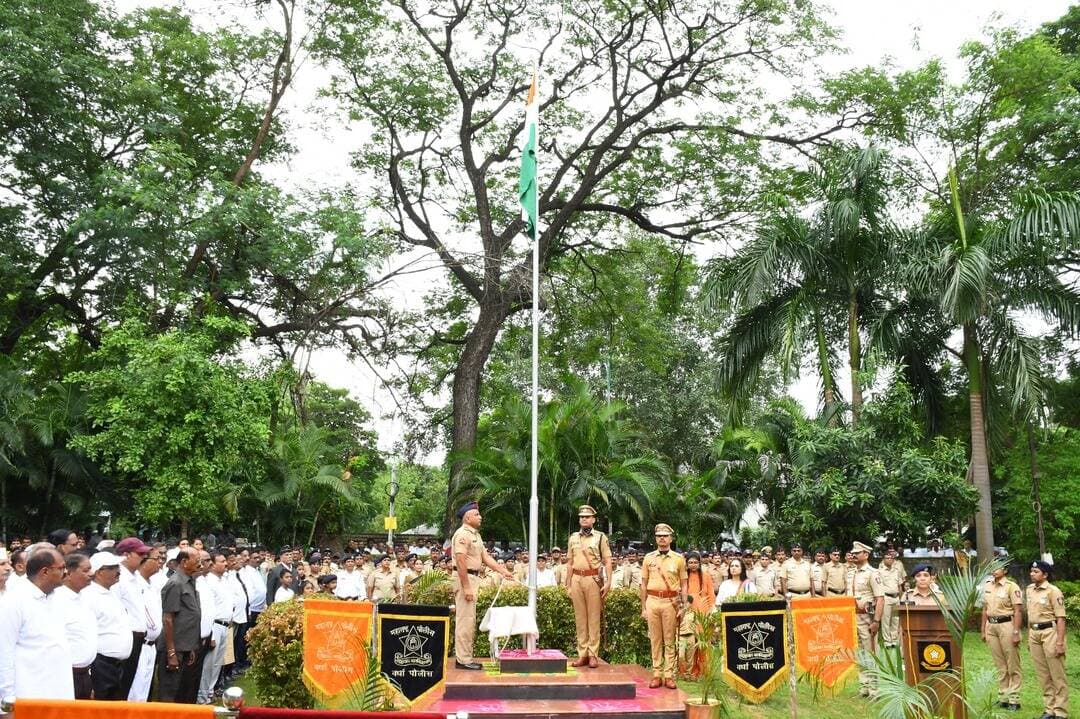 आज दिनांक १५ ऑगस्ट स्वतंत्र दिनानिमित्त पोलीस अधीक्षक कार्यालय, वर्धा येथे पोलीस अधीक्षक वर्धा, श्री सौरभ कुमार अग्रवाल यांच्या हस्ते ध्वजारोहण करण्यात आले.
@dgpmaharashtra
@drpankajbhoyar
@sadashiv.waghmare.16
#wardhapolice