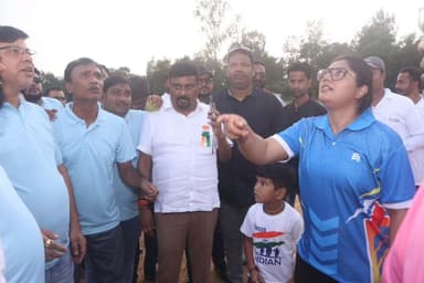 जब आज़ादी का जश्न खेल के मैदान में उतरा…
पुलिस लाइन पर्री मैदान में स्वतंत्रता दिवस पर आयोजित सद्भावना क्रिकेट मैच में जोश, खेल भावना और भाईचारे की शानदार तस्वीर देखने को मिली।
मैदान पर खिलाड़ियों का उत्साह बढ़ाने के साथ कलेक्टर श्रीमती रेना जमील ने खुद बल्ला थामा और क्षेत्ररक्षण में भी सहभागिता की।
यह सिर्फ क्रिकेट नहीं था,
यह साथ खेलने, साथ जुड़ने और सद्भावना का उत्सव था।
#Surajpur #स्वतंत्रतादिवस #सद्भावना #Cricket #Sports IndependenceDay
@chhattisgarhcmo @dpr.chhattisgarh @rena_jamil_ias