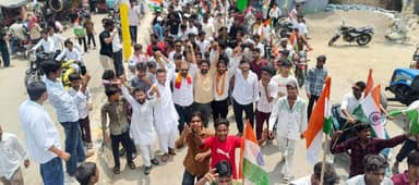 तिलहर/शाहजहांपुर
====
राजदीपक शर्मा ने
निकाली तिरंगा यात्रा।
=====
विवेक शर्मा (अंशु)
नगर क्षेत्र में राज दीपक शर्मा के नेतृत्व में निकाली गई भव्य तिरंगा यात्रा।
तिरंगा यात्रा में मोटरसाइकिल और पैदल सैकड़ो युवाओं ने भारत माता के नारे लगाते हुए सहभागिता की।
तिरंगा यात्रा में राजू पंडित,साहू रोहित गुप्ता,अजीत पंडित,चंद्रकांता द्विवेदी,अभिषेक सिंह सभासद,सुशील सिंह सभासद,आशीष शर्मा नमित सभासद,शेरा पंडित,सेठी कश्यप,नमित,दीपक गुप्ता,सभासद गायत्री श्रीवास्तव,प्रोफेसर जानेआरम,सिद्धार्थ गुप्ता,गौरव शर्मा रानू सक्सेना,मोबीन अंसारी,युवराज सिंह,गौरव चौधरी,सोहेल,दुर्गेश ( अनमोल ) शुक्ला,सचिन चौहान,विकास पंडित,अनमोल शर्मा,वैभव शर्मा,सुनील चोटीवाला,फैज सिद्दीकी,बीके प्रजापति,कौशल पंडित,अमित गंगवार,मंगल,बृजमोहन प्रधान,मिथिलेश्वर सिंह,जितेंद्र सिंह,देवांश तिवारी,सतीश शर्मा,अनुज मिश्रा,तनवीर,प्रेयांशु पाण्डेय,सारांश गुप्ता,गोलू गुप्ता,रिंकू पंडित,इशू,पुष्पेंद्र,संगम,रजत,इमरान,शाबाज़ आदि सैंकड़ों नगरवासी शामिल हुए।