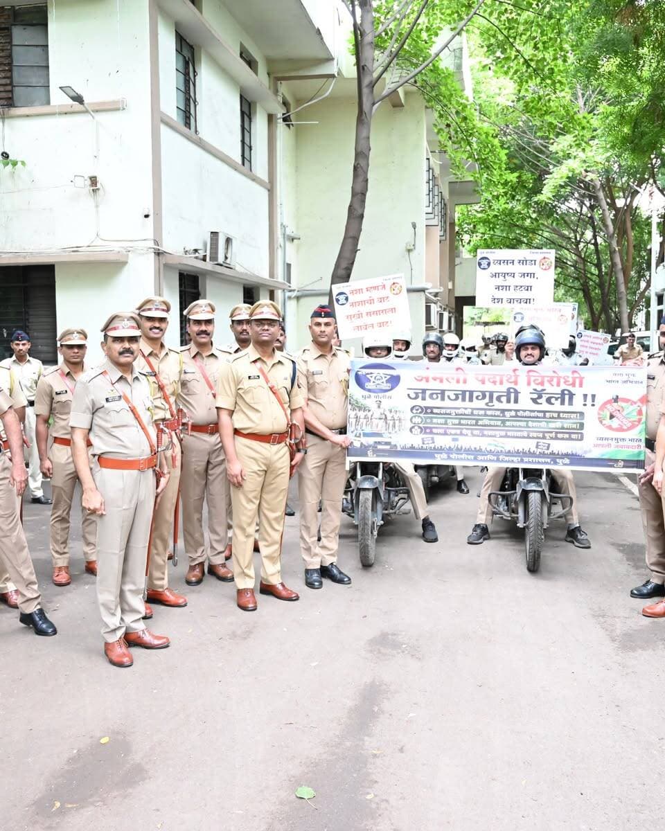 स्वातंत्र्य दिनानिमित्त मा. पोलीस अधीक्षक श्री. विशाल आनंद व धुळे पोलीसांचा अनोखा आणि प्रेरणादायी उपक्रम!
देशभरात स्वातंत्र्य दिनाचा उत्साह असताना, धुळे पोलिसांनी समाजाप्रती आपली बांधिलकी जपत यंदाचा स्वातंत्र्य दिन अत्यंत नाविन्यपूर्ण पद्धतीने साजरा केला. केवळ कायदा आणि सुव्यवस्था राखण्यापुरते मर्यादित न राहता, पोलीसांनी समाजाच्या सर्वांगीण विकासासाठी हरित धुळ्याचा संकल्प (वृक्षारोपण), नशामुक्त युवा, सशक्त देश (अमली पदार्थ विरोधी रॅली) आणि पोलिस कल्याण ॲपचे अनावरण करण्यात आले