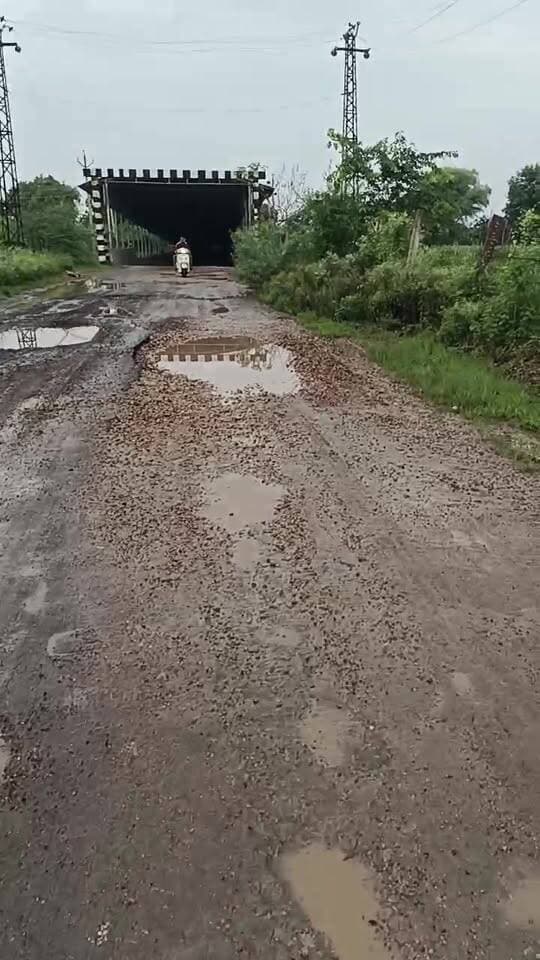 सवाई माधोपुर हाउसिंग बोर्ड सर्किट हाउस रोड से जीनापुर को जोड़ती हुई यह सड़क लगभग डेढ़ साल पहले बनाई गई थी। जो की आधी सड़क सीसी निर्माण कार्य किया गया और आदि सड़क पर डामरीकरण हुआ था। जिसका उद्घाटन शिलान्यास डॉक्टर किरोडी लाल मीणा कृषि मंत्री एवं सवाई माधोपुर विधायक ने किया। लेकिन ठेकेदारों की कमी के कारण यह सड़क क्षतिग्रस्त हो चुकी है। आखिर देखने की बात है कि क्या जिला प्रशासन और पीडब्ल्यूडी मंत्री इस पर संज्ञान लेगा या बड़ा हादसा होने के बाद कार्रवाई की जाएगी?
DM Sawai Madhopur, #S.P Sawai Madhopur, #PWDvibhagSawaiMadhopur, #CMO Jaipur, #PWD mantri Diya Kumari, #C.M Jaipur, #SawaiMadhopur vidhayak aur krishi mantri Kirodi Lal Meena,
#videoviral, #Facebook Page