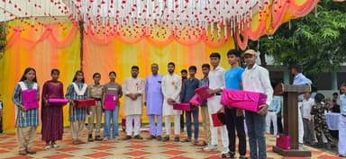 जनपद सदस्य रणधीर सिंह ने प्रतिभावान छात्रों का किया सम्मान, चार साल में 81छात्रों को मिला सम्मान
सिंगरौली:जिले के देवसर तहसील अंतर्गत जनपद पंचायत माड़ा
से जनपद सदस्य के रूप में चयनित रणधीर सिंह ने स्वतंत्रता दिवस के अवसर पर माड़ा जनपद में प्रतिभावान छात्रों को लैपटॉप व सिलाई मशीन देकर किया सम्मान
रणधीर सिंह ने जनपद सदस्य माडा अपने जनपद क्षेत्र माड़ा के 10वी 12वी के प्रतिभावान टापर 20 छात्र छात्राओं को लैपटॉप सिलाई मशीन एवं गिफ्ट देकर सम्मानित किए रणधीर सिंह जनपद सदस्य लगातार चार वर्षों से अपने क्षेत्र के टापर छात्र छात्राओं पुरस्कृत करने का काम करते आ रहे हैं।
वह अभी तक 81 छात्र छात्राओं को सम्मानित कर अपने क्षेत्र के लोगों का गौरव बढ़ाते हुए कार्य करते आ रहे हैं आगे भी हर वर्ष की भांति अगले वर्ष भी टापर छात्र छात्राओं को पुरस्कृत करते रहेंगे