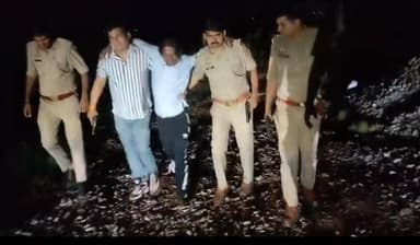 ग्रेटर नोएडा रबूपुरा पुलिस की बदमाशों से मुठभेड़, एक घायल व एक गिरफ्तार
पुलिस ने चेकिंग के दौरान बाइक सवार दो संदिग्धों को रोकने का प्रयास किया। भागने के दौरान बाइक गिरने पर एक आरोपी ने पुलिस टीम पर फायरिंग की। जवाबी कार्रवाई में बंटी उर्फ मलिंगा गोली लगने से घायल हो गया, जबकि उसका साथी बबलू (कॉम्बिंग के दौरान गिरफ्तार कर लिया गया।
आरोपियों के कब्जे से दो अवैध तमंचे .315 बोर, कारतूस तथा चोरी की यामाहा R15 बाइक बरामद हुई। बाइक गुरुग्राम के सुशांत लोक ईस्ट थाने में दर्ज चोरी के मुकदमे से संबंधित बताई गई है।
पुलिस के अनुसार दोनों आरोपी थाना रबूपुरा में दर्ज एक मामले में वांछित थे। घायल आरोपी को उपचार के लिए अस्पताल भेजा गया है और आगे की कानूनी कार्रवाई जारी है।