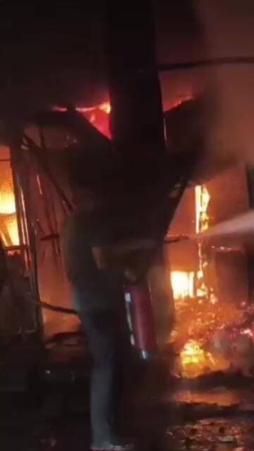 सात रास्ते पेट्रोल पंप के पीछे दुकानो मे भीषण आग, इटारसी, SPM की फायर ब्रिगेड ने बुझाई #highlights