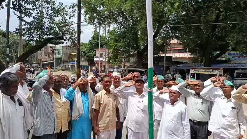 राष्ट्रीय जनता दल के प्रधान कार्यालय रजौली में स्वतंत्रता दिवस धूमधाम से मनाया गया इस मौके कार्यकारी अध्यक्ष राजेंद्र प्रसाद यादव ने झंडे को सलामी दिया मौके पर पूर्व प्रखंड प्रमुख सह राष्ट्रीय जनता दल के जिला उपाध्यक्ष डॉक्टर रामचंद्र प्रसाद यादव नंदकिशोर यादव डॉक्टर सुनीता यादव डॉक्टर अवधेश यादव अशोक यादव शिवकुमार यादव कृष्ण यादव देवनंदन यादव रेखा देवी के साथ राष्ट्रीय जनता दल के तमाम कार्यकर्ता उपस्थित थे