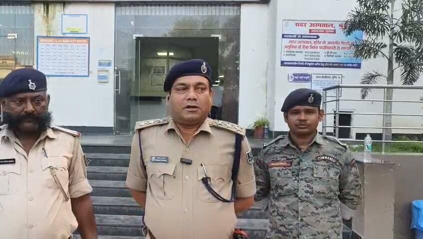 मुंगेर के बोचाही के पास सड़क हादसे में कांवरिया घायल हो गए, जिनमें 2 की हालत गंभीर बताई जा रही है। हादसे की सूचना मिलते ही यातायात एएसआई नित्यानंद मंडल तत्काल मौके पर पहुंचे और घायलों को मुंगेर सदर अस्पताल पहुंचाया। इसके बाद यातायात डीएसपी प्रभात रंजन भी अस्पताल पहुंचे और बेहतर इलाज के लिए जरूरी निर्देश दिए।
यातायात डीएसपी ने कांवरियों को भरोसा दिलाया कि पीएम राहत योजना के तहत पात्रता के अनुसार डेढ़ लाख रुपये तक की सहायता उपलब्ध कराई जा सकती है। कांवरियों ने भी यातायात पुलिस की तत्परता और मानवीय पहल की सराहना की।
Follow for more updates:- पब्लिक न्यूज़ मुंगेर
#Munger #MungerNews #MungerTrafficPolice #Kanwariya #KanwarYatra #RoadAccident #BiharNews #पब्लिकन्यूजमुंगेर #TrafficPolice #Humanity #BreakingNews #mungerupdates