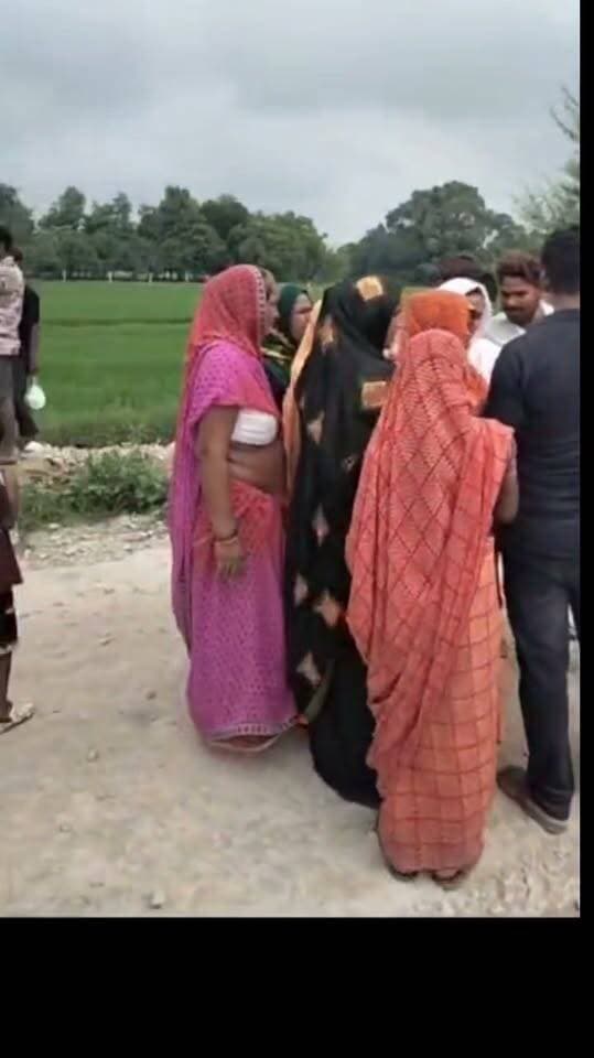 प्रतापगढ़ के लालगंज थाना क्षेत्र स्थित असरही गांव में रविवार सुबह एक युवक का शव आंवले की बगिया में पेड़ से लटका मिला। घटना से गांव में सनसनी फैल गई। सुबह बगिया की ओर गए ग्रामीणों ने शव देखकर तत्काल परिजनों और पुलिस को सूचना दी।फॉरेंसिक टीम ने पहुंचकर साक्ष्य जुटाए। मृतक की पहचान असरही गांव निवासी 18 वर्षीय अंकित सरोज पुत्र माता फेर सरोज के रूप में हुई है। परिजनों ने बताया कि शनिवार शाम अंकित ने घर पर खाना खाया और अपने कमरे में सोने चला गया था। परिवार के सदस्यों ने रात में उसे कमरे में सोया हुआ समझा। ग्रामीणों की सूचना पर परिजन मौके पर पहुंचे। इसके बाद लालगंज पुलिस को घटना की जानकारी दी गई। सूचना मिलते ही प्रभारी निरीक्षक आलोक कुमार पुलिस बल के साथ घटनास्थल पर पहुंचे। पुलिस ने ग्रामीणों की मौजूदगी में शव को पेड़ से नीचे उतरवाया। फॉरेंसिक टीम भी मौके पर पहुंचकर साक्ष्य जुटा रही है।घटनास्थल पर ग्रामीणों की भीड़ जमा हुई।पुलिस ने शव को कब्जे में लेकर पंचायतनामा की कार्रवाई शुरू की।