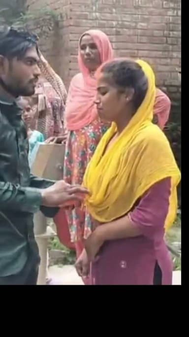 प्रतापगढ़ के रानीगंज थाना क्षेत्र के शाहपुर गांव में प्रेम विवाह को लेकर चल रहा पारिवारिक विवाद शुक्रवार को हिंसक हो गया। आरोप है कि युवती के परिजनों ने युवक के घर में घुसकर उसके साथ मारपीट की। हमले में युवक गंभीर रूप से घायल हो गया। इसी दौरान युवक ने अपनी प्रेमिका की मांग में सिंदूर भरकर उसे पत्नी के रूप में स्वीकार कर लिया। घटना का वीडियो भी सामने आया है।
जानकारी के अनुसार, शाहपुर निवासी अमर बहादुर और करीना देवी पिछले करीब आठ वर्षों से एक-दूसरे को जानते हैं। दोनों के बीच प्रेम संबंध था। दोनों ने 9 फरवरी 2026 को कोर्ट मैरिज की थी। करीना का आरोप है कि उसके परिवार वाले इस शादी के खिलाफ हैं और उन्होंने पहले भी उसे प्रताड़ित किया।
करीना के मुताबिक, वह अपने पति अमर से मिलने उसके घर पहुंची थी। इसकी जानकारी होने पर उसके परिवार के लोग वहां पहुंच गए। आरोप है कि इसके बाद घर में घुसकर अमर और बीच-बचाव करने पहुंचे उसके दोस्त के साथ डंडों और लोहे के पाइप से मारपीट की गई।
हमले में अमर और उसका दोस्त घायल हो गए। अमर के सिर में गंभीर चोट लगने पर उसे मेडिकल कॉलेज में भर्ती कराया गया।
घायल अमर ने बताया कि शादी के बाद से ही युवती के परिवार वाले उनके रिश्ते का विरोध कर रहे हैं। उसने अपनी सुरक्षा के लिए पुलिस और कचहरी में शिकायत भी की थी।
मारपीट के बीच प्रेमिका की मांग में भरा सिंदूर
घटना के दौरान अमर ने सबके सामने करीना की मांग में सिंदूर भर दिया। इसके बाद करीना ने भी उसे अपना पति स्वीकार किया। दोनों ने पुलिस से सुरक्षा और मारपीट करने वालों के खिलाफ कार्रवाई की मांग की है।
करीना का कहना है कि उसने पहले भी मदद के लिए पुलिस हेल्पलाइन और अधिकारियों से संपर्क किया था। उसका आरोप है कि परिवार लगातार इस शादी का विरोध कर रहा था।
रानीगंज सीओ प्रशांत राज हुड्डा ने बताया कि सूचना मिलने पर पुलिस मौके पर पहुंची थी।
मामले की जांच की जा रही है। तहरीर मिलने के बाद तथ्यों के आधार पर नियमानुसार वैधानिक कार्रवाई की जाएगी।