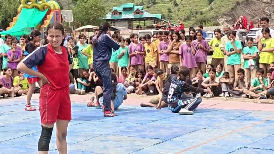 होली में स्वतंत्रता दिवस पर खेलों का जोश | युवाओं ने दिखाया दमखम होली में स्वतंत्रता दिवस के मौके पर आयोजित खेलकूद प्रतियोगिता में खिलाड़ियों ने बढ़-चढ़कर हिस्सा लिया। मैदान में दिखा देशभक्ति, खेल भावना और युवा जोश का शानदार संगम।
#स्वतंत्रता_दिवस #होली #खेलकूद_प्रतियोगिता #HimachalNews #EkNazarHimachalNews