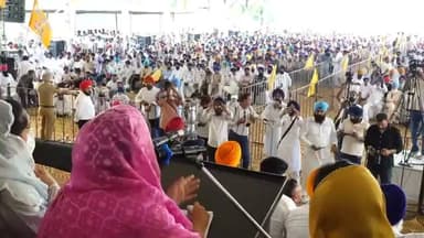 ਮੈਨੂੰ ਮੁਆਫ਼ ਕਰਨਾ, ਅੱਜ ਮੈਂ ਬਹੁਤ ਭਾਵੁਕ ਹਾਂ। ਕਿਉਂਕਿ ਪਿਛਲੇ 48 ਘੰਟੇ ਮੇਰੇ ਅਤੇ ਮੇਰੇ ਪਰਿਵਾਰ ਲਈ ਬਹੁਤ ਮੁਸ਼ਕਲ ਰਹੇ ਹਨ। ਅੱਜ ਮੈਂ ਇੱਥੇ ਨਹੀਂ ਹੋਣਾ ਸੀ। ਇੱਥੇ ਸੁਖਬੀਰ ਜੀ ਨੇ ਹੋਣਾ ਸੀ। ਪਰ ਦੇਖੋ, ਉਨ੍ਹਾਂ ’ਤੇ ਕਿਸ ਤਰ੍ਹਾਂ ਕਾਇਰਾਨਾ ਹਮਲਾ ਕੀਤਾ ਗਿਆ!ਸੁਖਬੀਰ ਜੀ ’ਤੇ ਉਸ ਸਮੇਂ ਹਮਲਾ ਕੀਤਾ ਗਿਆ, ਜਦੋਂ ਉਹ ਸਾਡੇ ਸਭ ਤੋਂ ਪਵਿੱਤਰ ਅਸਥਾਨ ’ਤੇ ਪੰਜਾਬ ਦੀ ਅਮਨ-ਸ਼ਾਂਤੀ ਅਤੇ ਖੁਸ਼ਹਾਲੀ ਲਈ ਅਰਦਾਸ ਕਰਨ ਲਈ ਪਹੁੰਚੇ ਸਨ। ਜਿਸ ਕਿਸੇ ਨੇ ਵੀ ਗੁਰੂਘਰ ਵਿੱਚ ਅਰਦਾਸ ਬੇਨਤੀ ਕਰਨ ਪਹੁੰਚੇ ਇੱਕ ਨਿਮਾਣੇ ਸੇਵਕ 'ਤੇ ਹਮਲਾ ਕੀਤਾ ਹੈ ਉਹ ਗੁਰਸਿੱਖ ਹੋ ਹੀ ਨਹੀਂ ਸਕਦਾ। ਅਜਿਹਾ ਕਾਇਰਾਨਾ ਹਮਲਾ ਕਰਨ ਵਾਲਾ ਗੁਰਸਿੱਖ ਨਹੀਂ ਗੁਰੂ-ਦੋਖੀ ਹੈ ਬੀਬਾ ਹਰਸਿਮਰਤ ਕੌਰ ਬਾਦਲ
!