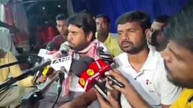 14वीं JPSC एवं JSSC-CGL परीक्षा रद्द करने तथा CBI जाँच की माँग को लेकर छात्रों द्वारा कल 16 अगस्त को राज्य के सभी 24 जिलों में आयोजित पुतला दहन कार्यक्रम का JLKM पूर्ण समर्थन करता है।
सभी साथियों से अपील है कि वे बढ़-चढ़कर इस कार्यक्रम में शामिल हों और छात्रों की आवाज़ को मजबूती प्रदान करें।
साथ ही 20 अगस्त को प्रस्तावित मुख्यमंत्री आवास घेराव कार्यक्रम को भी हमारे संगठन का पूर्ण समर्थन है।
छात्रों की सभी जायज़ माँगों के समर्थन में JLKM पूरी मजबूती के साथ छात्रों के साथ खड़ा है और आगे भी अपना समर्थन जारी रखेगा।