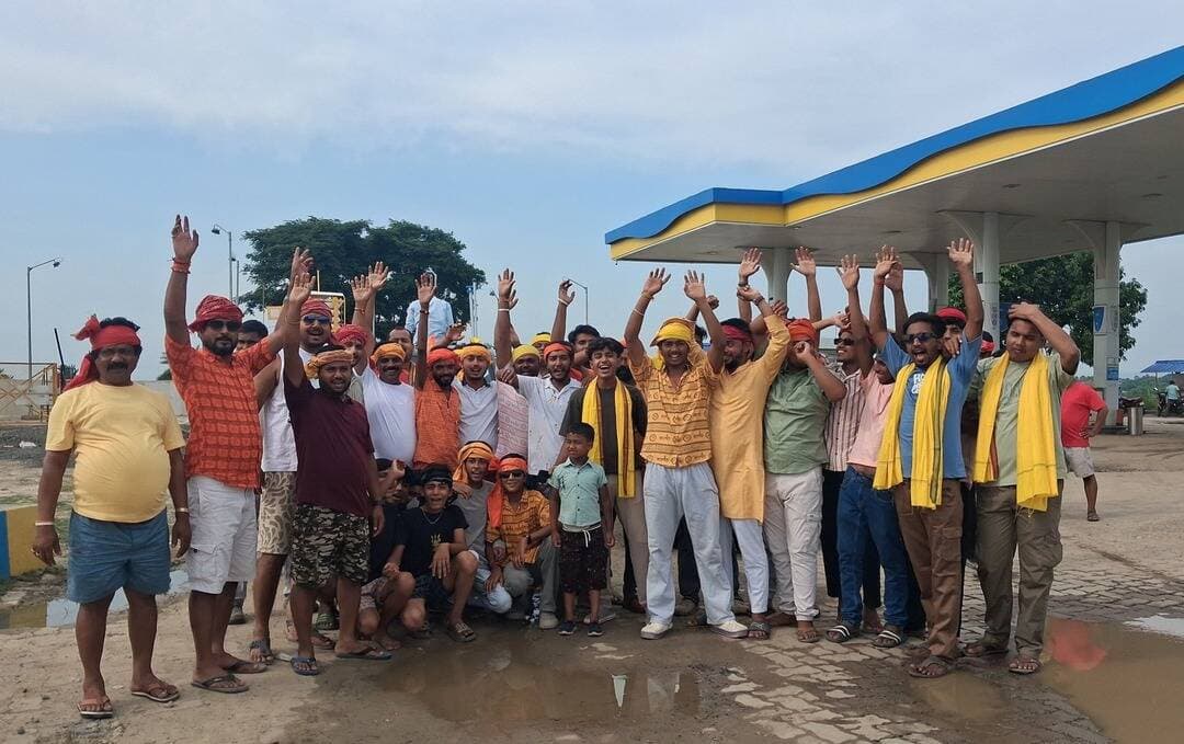 महाकाल के दीवाने नवयुवक डाक बम सेवा समिति डुमरिया मोहनपुर डाक बम की सेवा में...