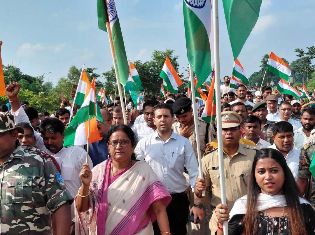 सोनबरसा प्रखंड में इंडो नेपाल बोर्डर पथ पर विधायक गायत्री देवी सोनबरसा के सभी प्रशासनिक पदाधिकारी , सरकारी कर्मचारी एवं सभी स्कूलों के विद्यार्थियों द्वारा मानव श्रृंखला बनाकर, तिरंगा यात्रा निकाली गई।।
#न्यू़जबिहारकीआवाज #newsbiharkiaawaj
