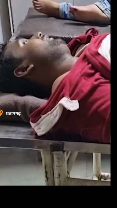 आपूर्ति विभाग के कंप्यूटर ऑपरेटर की हत्या के मामले में 57 घंटे बाद परिजन अंतिम संस्कार के लिए हुए राजी
प्रतापगढ़ में आपूर्ति विभाग के कंप्यूटर ऑपरेटर की हत्या के मामले में परिजनों ने अंतिम संस्कार करने से इनकार कर दिया है। रविवार सुबह 10 बजे घटना के चौथे दिन 57 घंटे बाद भाजपा नेता बिंदेश्वरी तिवारी और पुलिस प्रशासन के आश्वासन के बाद परिजन अंतिम संस्कार के लिए राजी हुए वहीं प्रशासन ने शव वाहन से शव को लेकर अंतिम संस्कार लिए श्रृंगवेरपुर घाट के लिए लेकर रवाना हुए वही रविवार सुबह 8 बजे अपना एस विश्वनाथगंज विधानसभा विधायक जीतलाल पटेल पहुंचे परिजनों को समझने का प्रयास किया लेकिन नहीं माने तो विधायक वापस लौट आए थे।वही कल शनिवार को शाम को आजाद समाज पार्टी के राष्ट्रीय अध्यक्ष व नगीना सांसद चंद्रशेखर आजाद ने परिजनों से मोबाइल पर वीडियो कॉल बात की कार्रवाई का आश्वासन दिया उसके बाद उनसे मुलाकात करने का भी आश्वासन दिया