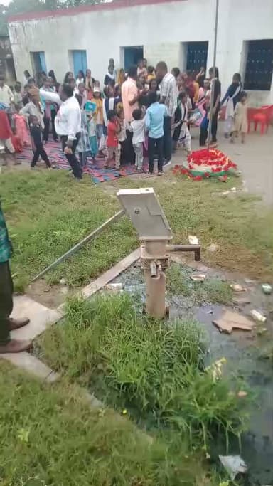 आजादी के जश्न में डूबा सिंगरौली दूसरी तरफ रमडीहा स्कूल में स्वच्छ जल भी मुनासिब नहीं
सिंगरौली:जिले मे स्वतंत्रता दिवस के अवसर पर पूरी सिंगरौली जश्न में डूबी हुई थी वहीं दूसरी ओर रमडीहा विद्यालय में बच्चों को पीने के लिए स्वच्छ जल भी मुनासिब नहीं हो पाया , छात्रों का आरोप है कि स्कूल के पास नलकूप तो है लेकिन उसके पास जाना खतरे से खाली नहीं है चापाकल के आसपास बरसाती घास व कचरा जम जाने से किड़े मकौड़े का डर बना रहता है स्कूल के प्राचार्य को कई बार अवगत कराया गया लेकिन स्वतंत्रता दिवस के अवसर पर भी साफ सफाई नहीं कराया गया।विद्यालय परिसर के समीप जलनिकासी की स्थिति खराब नजर आ रही है। नाली के आसपास गंदा पानी जमा होने के साथ घास-फूस और कचरा भी दिखाई दे रहा है