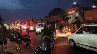 गोबिंदपुर थाना क्षेत्र जीटी रोड स्थित गोबिंदपुर बाजार में विगत दो दिनों से लग रहा है महाजाम गोबिंदपुर पुलिस प्रशासन सो रहे हैं चैन की नींद