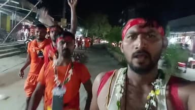 पहलेजा घाट से तीसरी सोमवारी के लिए श्रद्धालुओं की आस्था यात्रा
पहलेजा घाट से पवित्र गंगाजल लेकर श्रद्धालु तीसरी सोमवारी के अवसर पर प्रसिद्ध मुजफ्फरपुर के गरीब स्थान मंदिर में जल अर्पित करने के लिए रवाना हो रहे हैं। बोल बम और हर-हर महादेव के जयकारों से पूरा मार्ग भक्तिमय नजर आ रहा है।
श्रद्धालु पैदल एवं विभिन्न साधनों से यात्रा कर भगवान भोलेनाथ के मंदिर पहुंचकर जलाभिषेक करेंगे। कांवरियों में तीसरी सोमवारी को लेकर खासा उत्साह देखने को मिल रहा है।
#पहलेजाघाट #मुजफ्फरपुर #गरीबस्थान #तीसरीसोमवारी #कांवड़यात्रा #श्रावणमास #हरहरमहादेव #बोलबम #महादेव #शिवभक्त #श्रद्धालु #गंगाजल #हाजीपुर #वैशाली #बिहार #BiharNews #VaishaliNews #HajipurNews #YoungIndiaNews