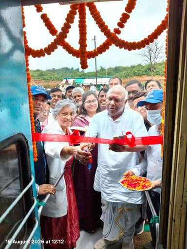 चौथी बार पहुंची लाइफलाइन एक्सप्रेस का शुभारंभ सरगुजा सांसद श्री चिंतामणी महाराज ने किया। कार्यक्रम में महिला एवं बाल विकास मंत्री श्रीमती लक्ष्मी राजवाड़े एवं कलेक्टर श्रीमती रेना जमील उपस्थित रहीं।
पहले ही दिन 866 मरीजों ने पंजीयन कराया। 16 अगस्त से 05 सितम्बर तक बिश्रामपुर रेलवे स्टेशन पर नि:शुल्क जांच एवं उपचार की सुविधा उपलब्ध है।
#LifeLineExpress #Surajpur #HealthForAll #Chhattisgarh