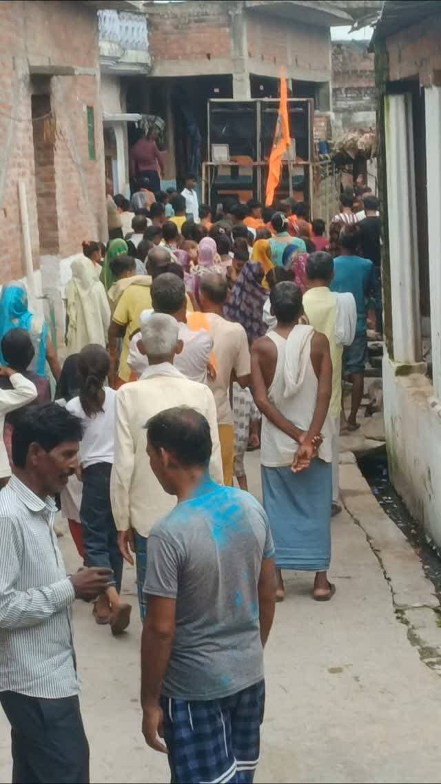उन्नाव जिले के गंज मुरादाबाद ब्लॉक स्थित बहलोलपुर गांव में सावन माह के तीसरे सोमवार को श्रद्धा और भक्ति का अद्भुत नजारा देखने को मिला। इस अवसर पर दर्जनों शिवभक्तों ने गाजे-बाजे, डीजे और "बोल बम" के जयकारों के साथ भव्य कांवड़ यात्रा निकाली।
तड़के 4 बजे से ही गांव के प्राचीन शिव मंदिर पर भक्तों का जमावड़ा शुरू हो गया था। वैदिक मंत्रोच्चार के बीच जलाभिषेक के बाद सभी कांवड़ियों ने भगवा वस्त्र धारण किए। "हर हर महादेव" और "बोल बम" के नारों से पूरा गांव गूंज उठा। डीजे पर बजते भोले के भजनों पर भक्त झूमते-नाचते हुए यात्रा में शामिल हुए।
बहलोलपुर गांव से निकली यह कांवड़ यात्रा गंज मुरादाबाद कस्बे से होते हुए मुख्य मार्ग से गुजरी। यात्रा में शामिल कांवड़िये पवित्र गंगा जल लेकर स्थानीय शिव मंदिर में जलाभिषेक के लिए रवाना हुए। रास्ते भर श्रद्धालुओं ने कांवड़ियों पर पुष्प वर्षा की, वहीं जगह-जगह शिवभक्तों के लिए शीतल जल, प्रसाद और फलों के स्टॉल लगाए ग