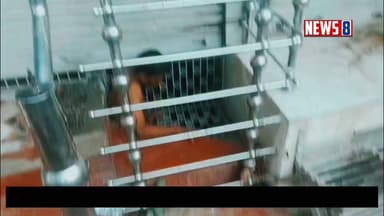 Bahraich - चोरी करने गया चोर खुद ही जाल में फंसा,,दुकान के अंदर घुसते ही शटर में फंस गया चोर,,मौके पर पहुँची पुलिस ने शटर उठाकर चोर को निकाला,,कोतवाली नगर इलाके के इक्का स्टैंड का मामला,,