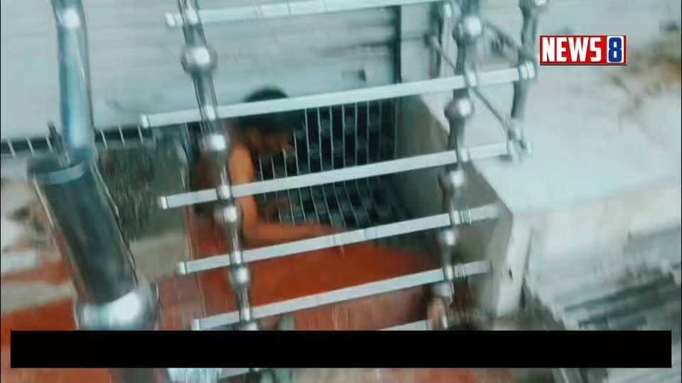 Bahraich - चोरी करने गया चोर खुद ही जाल में फंसा,,दुकान के अंदर घुसते ही शटर में फंस गया चोर,,मौके पर पहुँची पुलिस ने शटर उठाकर चोर को निकाला,,कोतवाली नगर इलाके के इक्का स्टैंड का मामला,,