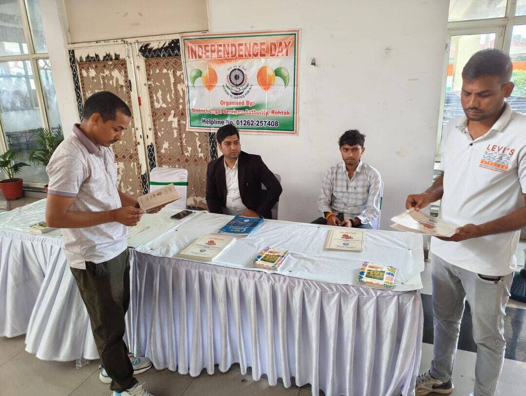 रोहतक में स्वतंत्रता दिवस पर मौलिक अधिकार एवं कर्तव्य विषय पर विधिक जागरूकता शिविर आयोजित :-
रोहतक, 16 अगस्त। जिला एवं सत्र न्यायाधीश व जिला विधिक सेवा प्राधिकरण के सचिव अजय तेवतिया तथा मुख्य न्यायिक दंडाधिकारी डॉ. तरन्नुम खान के कुशल मार्गदर्शन में स्वतंत्रता दिवस के अवसर पर 15 अगस्त 2026 को राजीव गांधी स्टेडियम, रोहतक में मौलिक अधिकार एवं कर्तव्य विषय पर विशेष विधिक जागरूकता शिविर का आयोजन किया गया। कार्यक्रम के दौरान आमजन को भारतीय संविधान में प्रदत्त उनके मौलिक अधिकारों तथा नागरिकों के नैतिक एवं संवैधानिक कर्तव्यों के प्रति जागरूक किया गया।
शिविर में एडवोकेट दीपक वशिष्ठ एवं सुनील ने उपस्थित नागरिकों को विधिक साहित्य एवं कानूनी पुस्तकों के माध्यम से मौलिक अधिकारों एवं कर्तव्यों की जानकारी दी। उन्होंने नागरिकों को संविधान में निहित अधिकारों का उचित उपयोग करने तथा अपने कर्तव्यों का जिम्मेदारीपूर्वक निर्वहन करने के लिए प्रेरित किया। शिविर के दौरान आमजन को जिला विधिक सेवा प्राधिकरण द्वारा कमजोर, वंचित एवं जरूरतमंद वर्गों के लिए उपलब्ध करवाई जा रही नि:शुल्क विधिक सहायता तथा विभिन्न कल्याणकारी योजनाओं के बारे में विस्तार से जानकारी दी गई। नागरिकों को बताया गया कि पात्र व्यक्ति बिना किसी आर्थिक बोझ के कानूनी सहायता प्राप्त कर सकते हैं।
कार्यक्रम में आमजन को किसी भी प्रकार की कानूनी सहायता अथवा सलाह के लिए राष्ट्रीय विधिक हेल्पलाइन नंबर 15100 की जानकारी दी गई। नागरिकों को बताया गया कि आवश्यकता पड़ने पर वे इस टोल-फ्री हेल्पलाइन के माध्यम से विधिक सहायता प्राप्त कर सकते हैं। शिविर के माध्यम से नागरिकों को यह संदेश दिया गया कि स्वतंत्रता केवल अधिकारों का उपभोग करने का अवसर नहीं, बल्कि संविधान एवं राष्ट्र के प्रति अपने कर्तव्यों के पालन की जिम्मेदारी भी है। विधिक जागरूकता से नागरिक अपने अधिकारों की रक्षा करने के साथ-साथ एक जिम्मेदार एवं सशक्त समाज के निर्माण में महत्वपूर्ण भूमिका निभा सकते हैं।